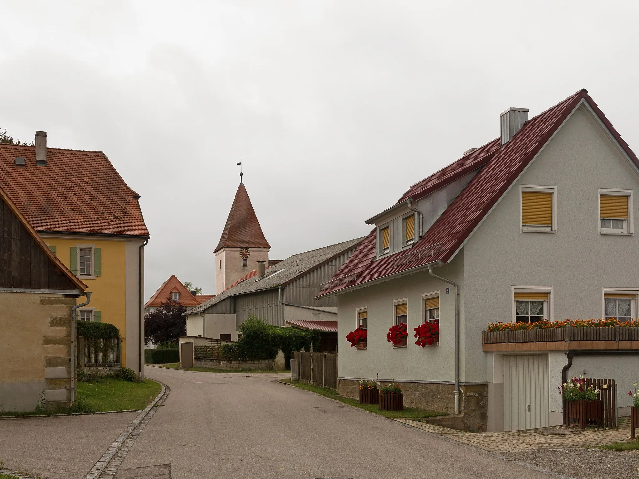 Photo showing: Mitteldachstetten, view to a street with churchtower (die evangelisch-lutherische Pfarrkirche)