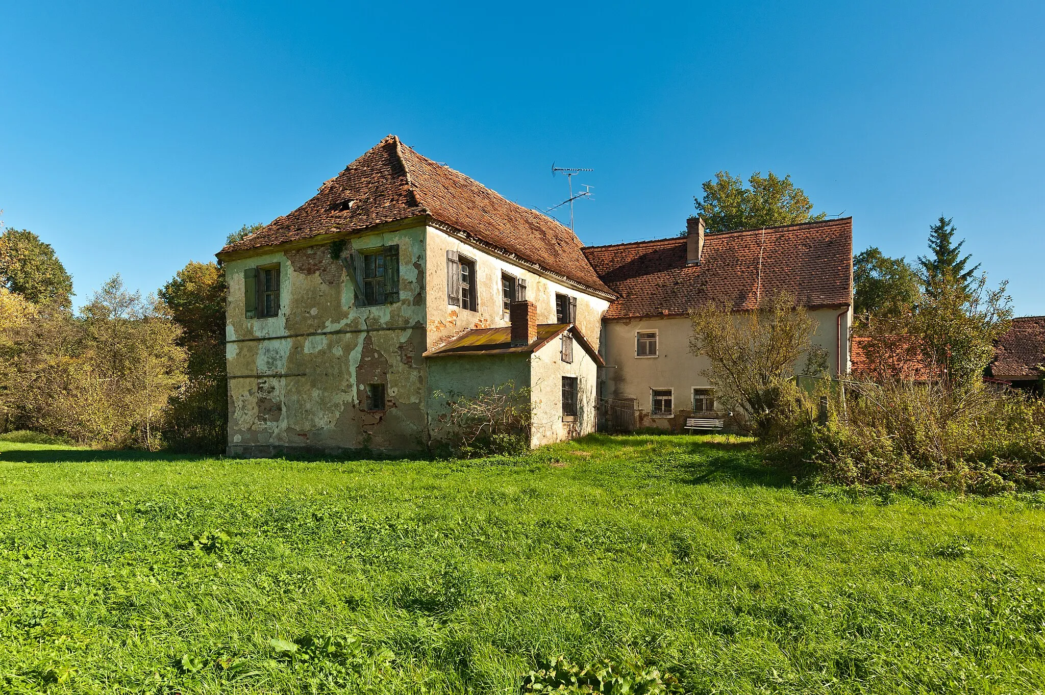 Photo showing: Haus Nr. 4: Wassermühle, zweigeschossiger Bau des 18. Jahrhunderts mit Zwerchhaus 
Zweigeschossiger Walmdachbau mit erhöhtem und dreigeschossig aufgestocktem Zwerchhaus nach Osten und später winklig angebautem, zweigeschossigem Wohnhaus mit Satteldach, Mühle wohl erste Hälfte 18. Jahrhundert, Anbau wohl 1787