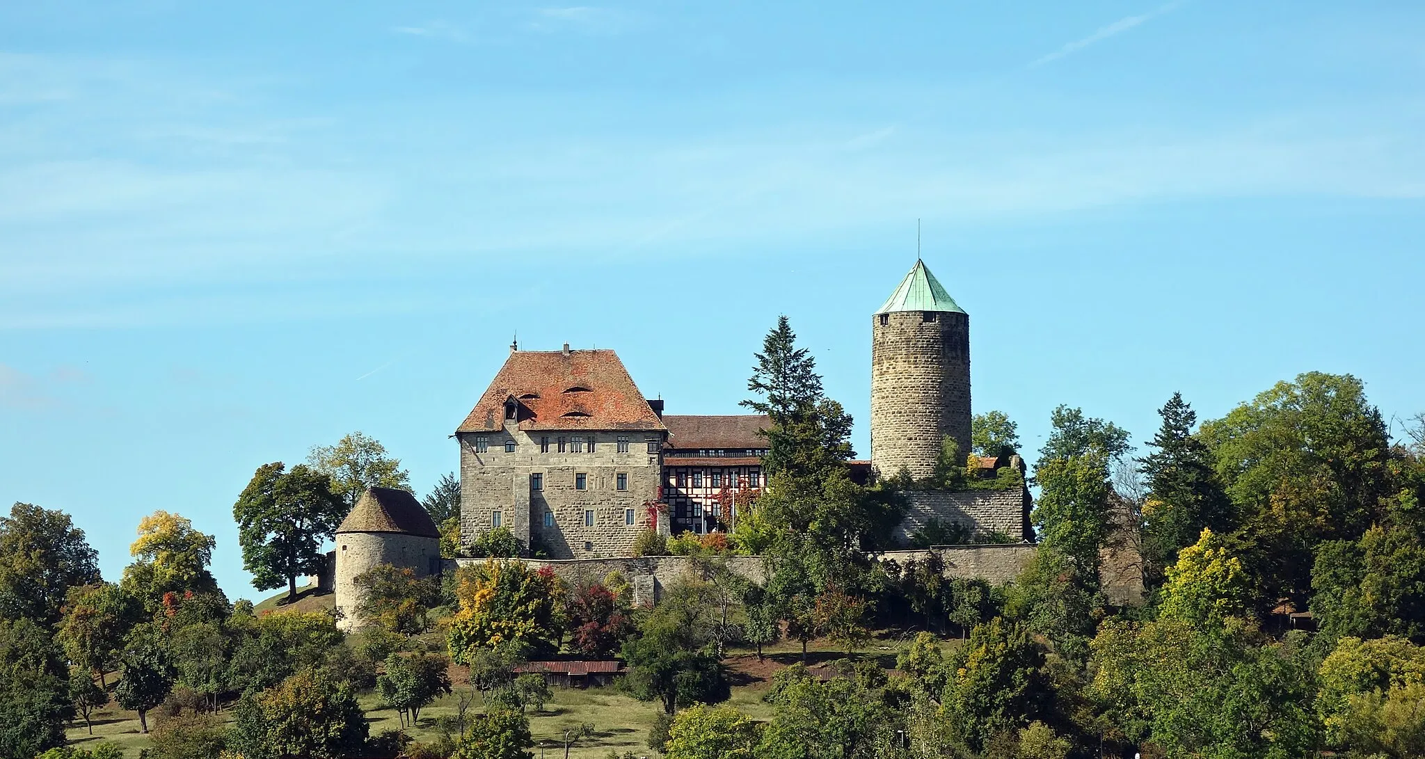 Photo showing: Die Burg Colmberg ist eine Burg auf dem 511 Meter hohen Heuberg im Altmühltal oberhalb von Colmberg in Bayern. Die Burg wurde um das Jahr 770 als kleine Palisadenburg mit hölzernem Turm errichtet und zwischen den Jahren 1150 und 1240 ausgebaut. Im Jahre 1964 ging die Burg in den Besitz der Familie Unbehauen aus Colmberg über, die auf der Burg ein Hotel mit Restaurant betreiben.