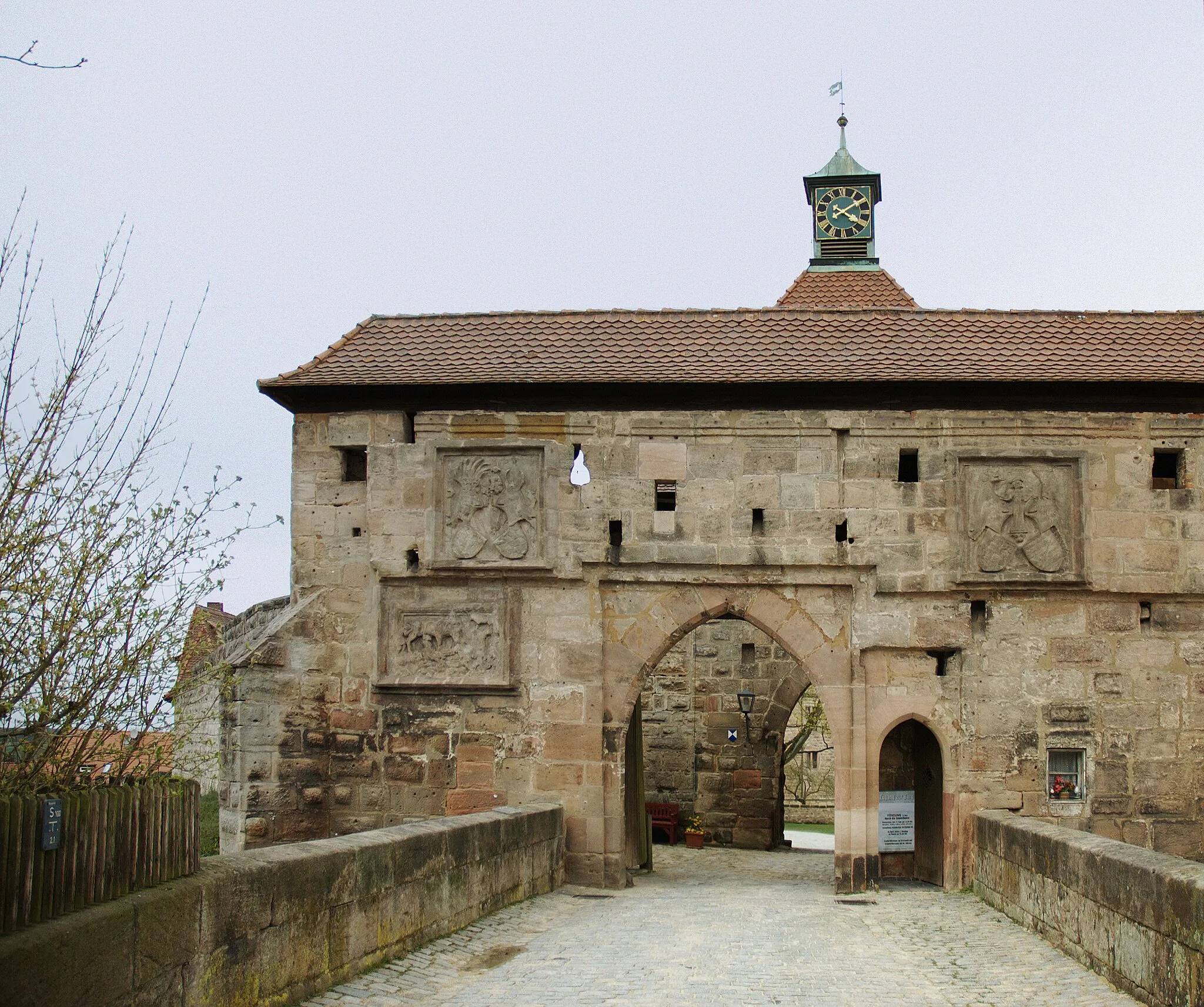 Photo showing: Äußeres Tor der Cadolzburg