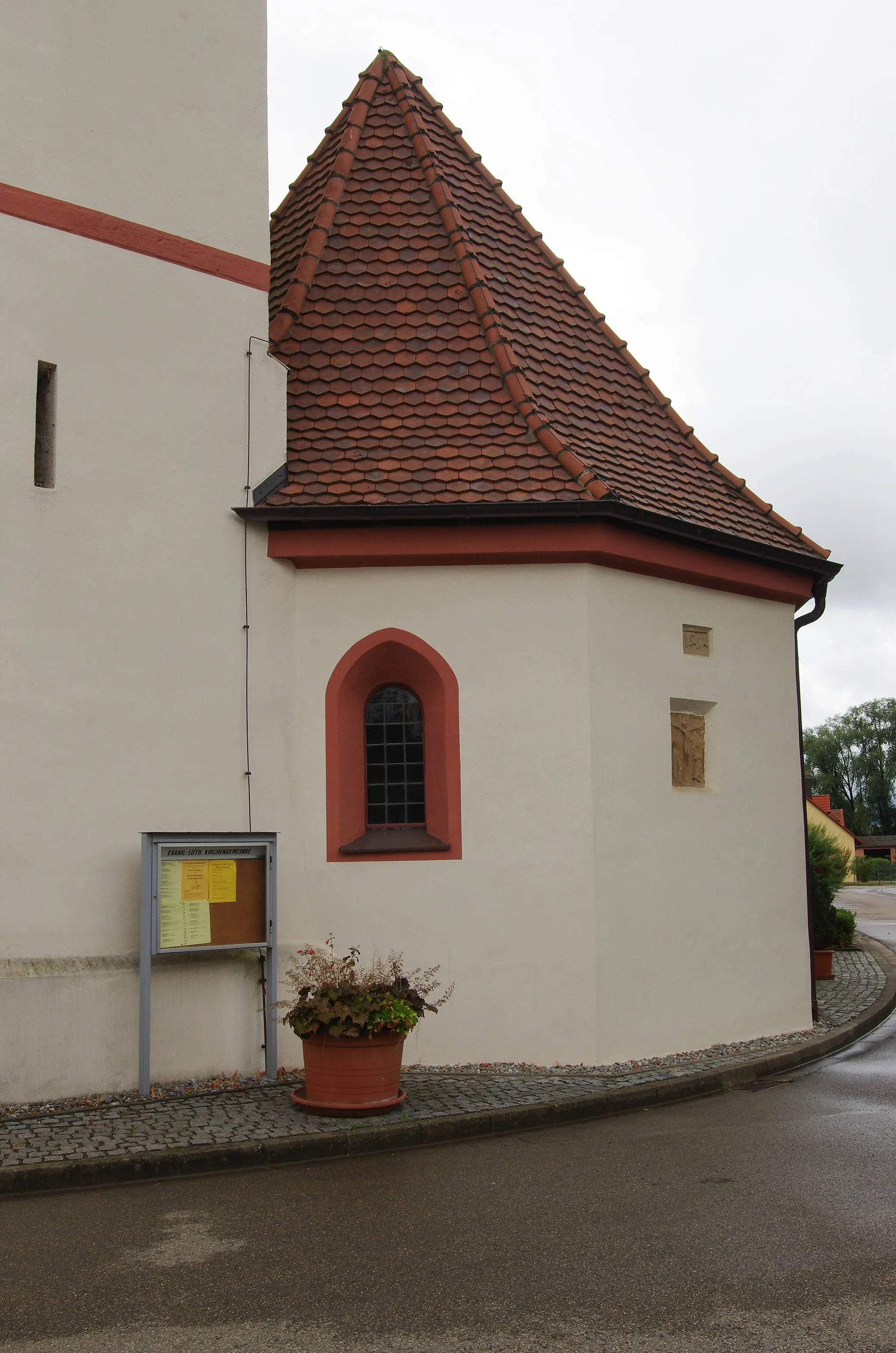 Photo showing: Wassertrüdingen-Schobdach, Evangelische Filialkirche St.Johannis;
Altar-Apsis mit Anschnitt des Turmfußes, son Südosten