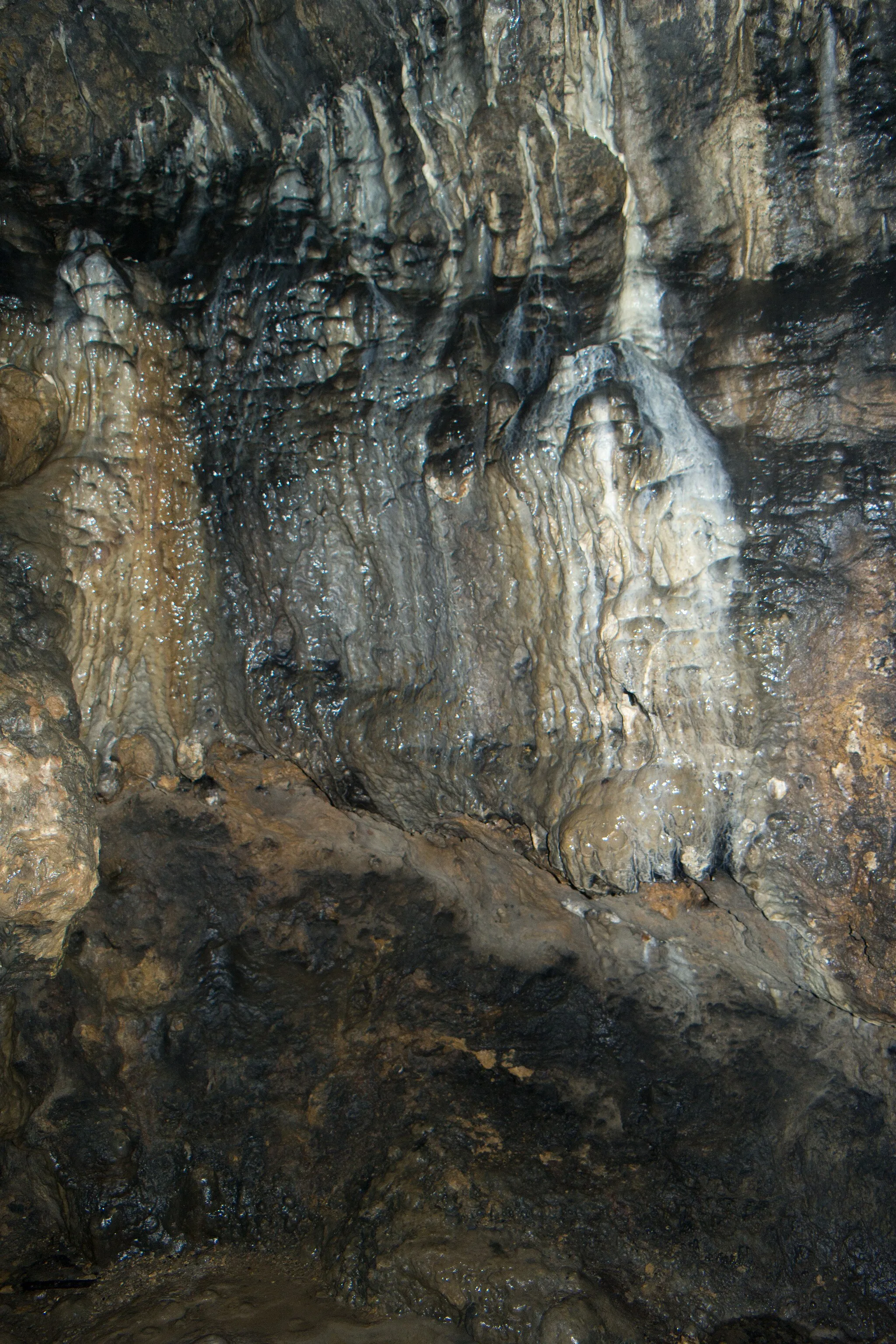 Photo showing: Höhle Marderloch oder Moderloch - Wandsinter