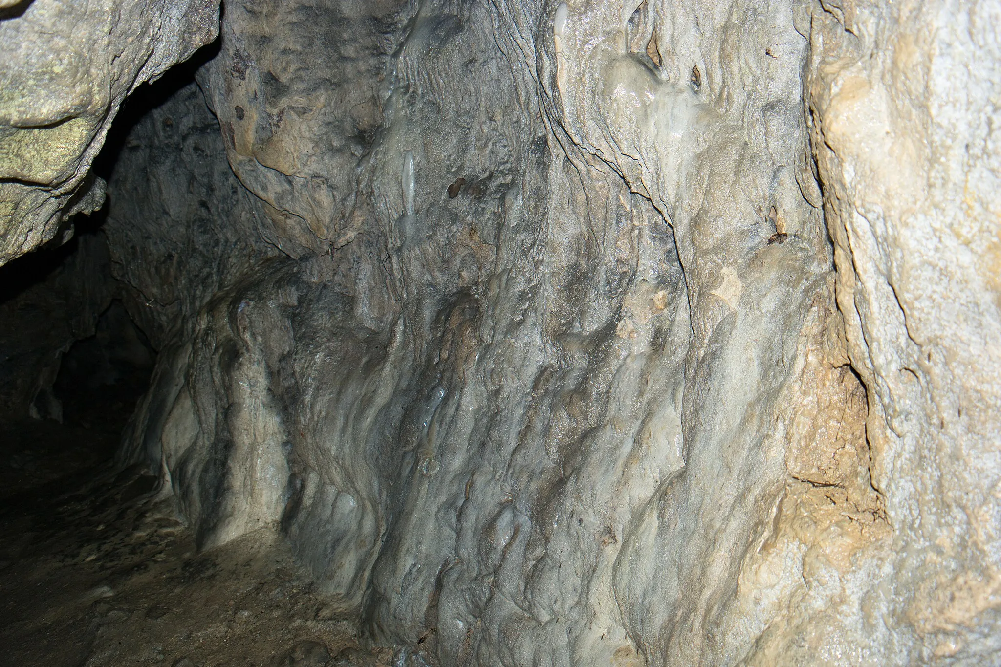 Photo showing: Höhle Marderloch oder Moderloch - Wandsinter