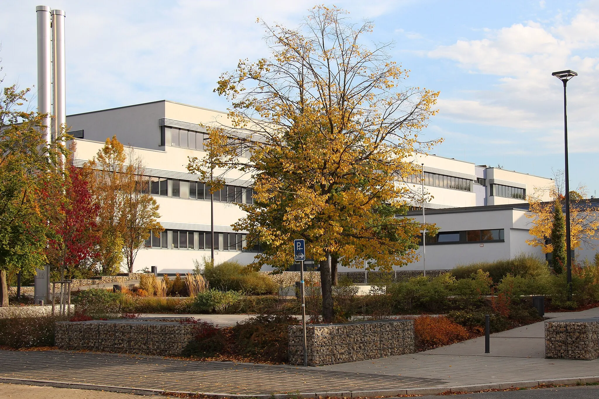 Photo showing: Das Foto zeigt den sog. Vorplatz (Nordseite) des Dietrich-Bonhoeffer-Gymnasiums Oberasbach.