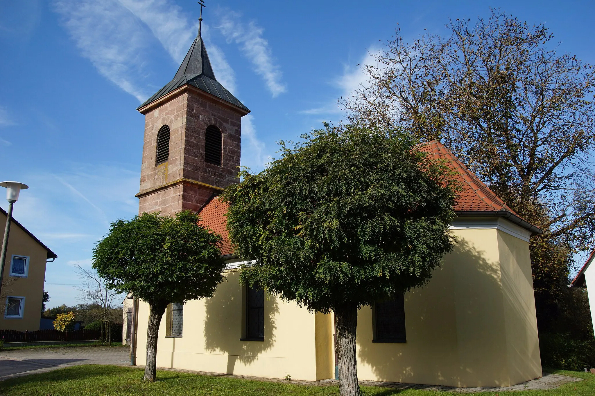 Photo showing: Die katholische Filialkirche St. Johannes in Uttenhofen bei Allersberg
