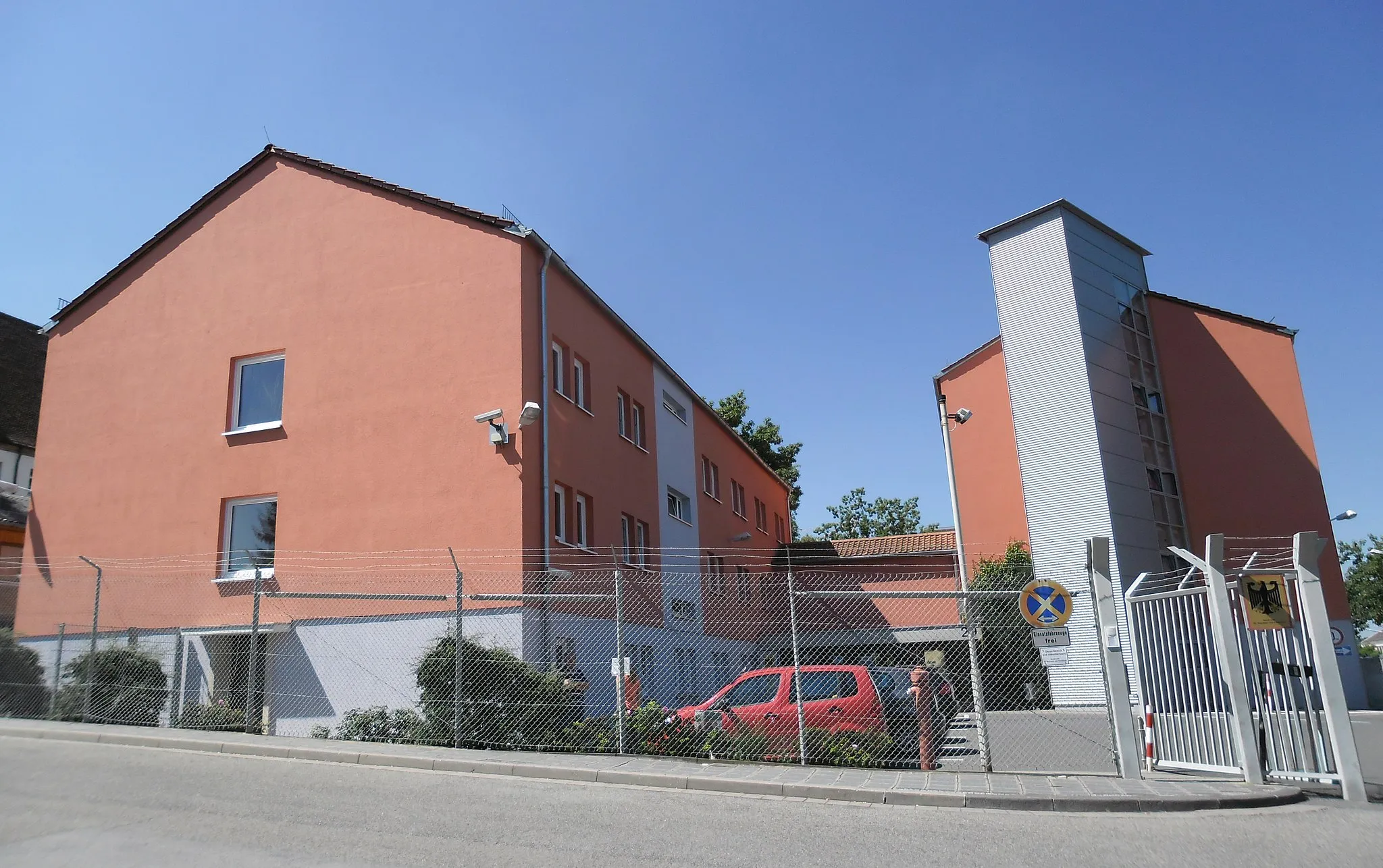 Photo showing: Außenstelle M C 2 des Bundesamtes für Migration und Flüchtlinge (BAMF) in der Rothenburger Straße 29 in Zirndorf