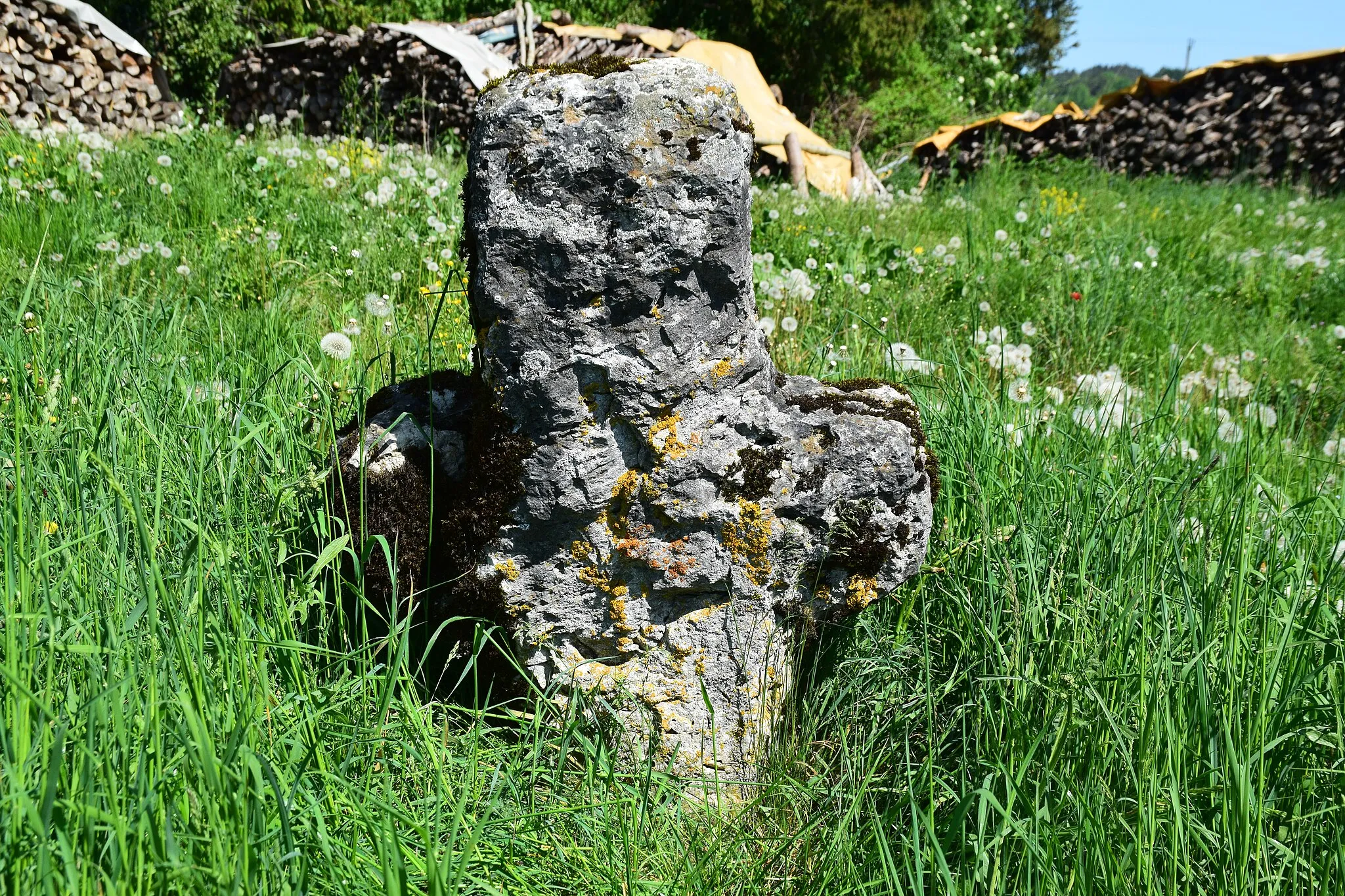 Photo showing: Steinkreuz, lateinische Form mit kurzen Armen, Kalkstein