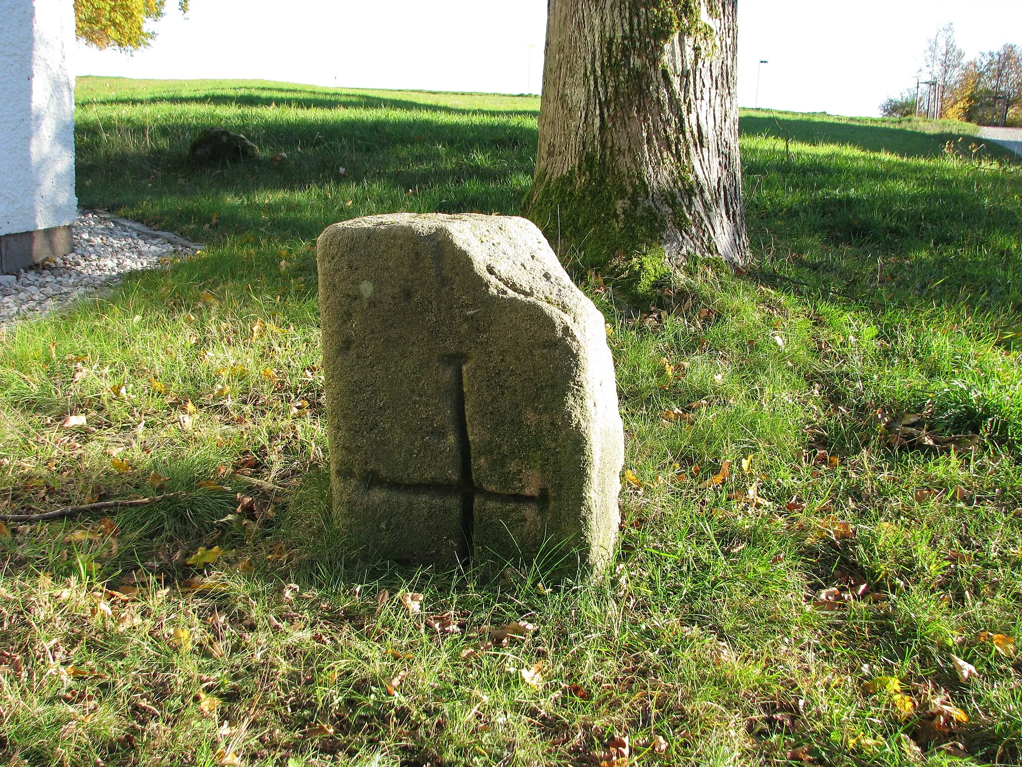 Photo showing: Marquardsholz, Ortsteil von Hilpoltstein im mittelfränkischen Landkreis Roth, Kreuzstein bei der Götzkapelle