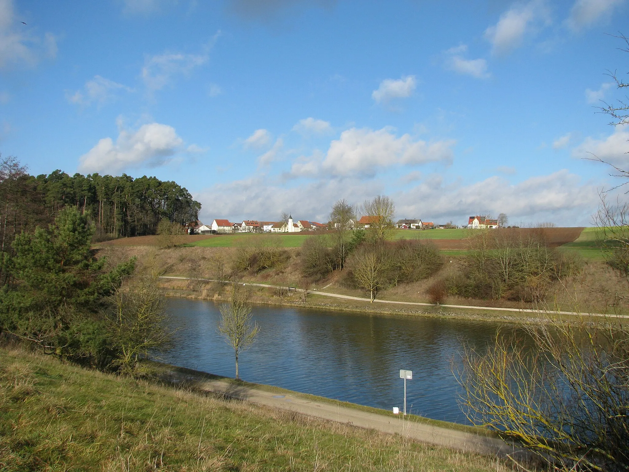 Photo showing: Bischofsholz, Ortsteil von Hilpoltstein im mittelfränkischen Landkreis Roth, am Main-Donau-Kanal