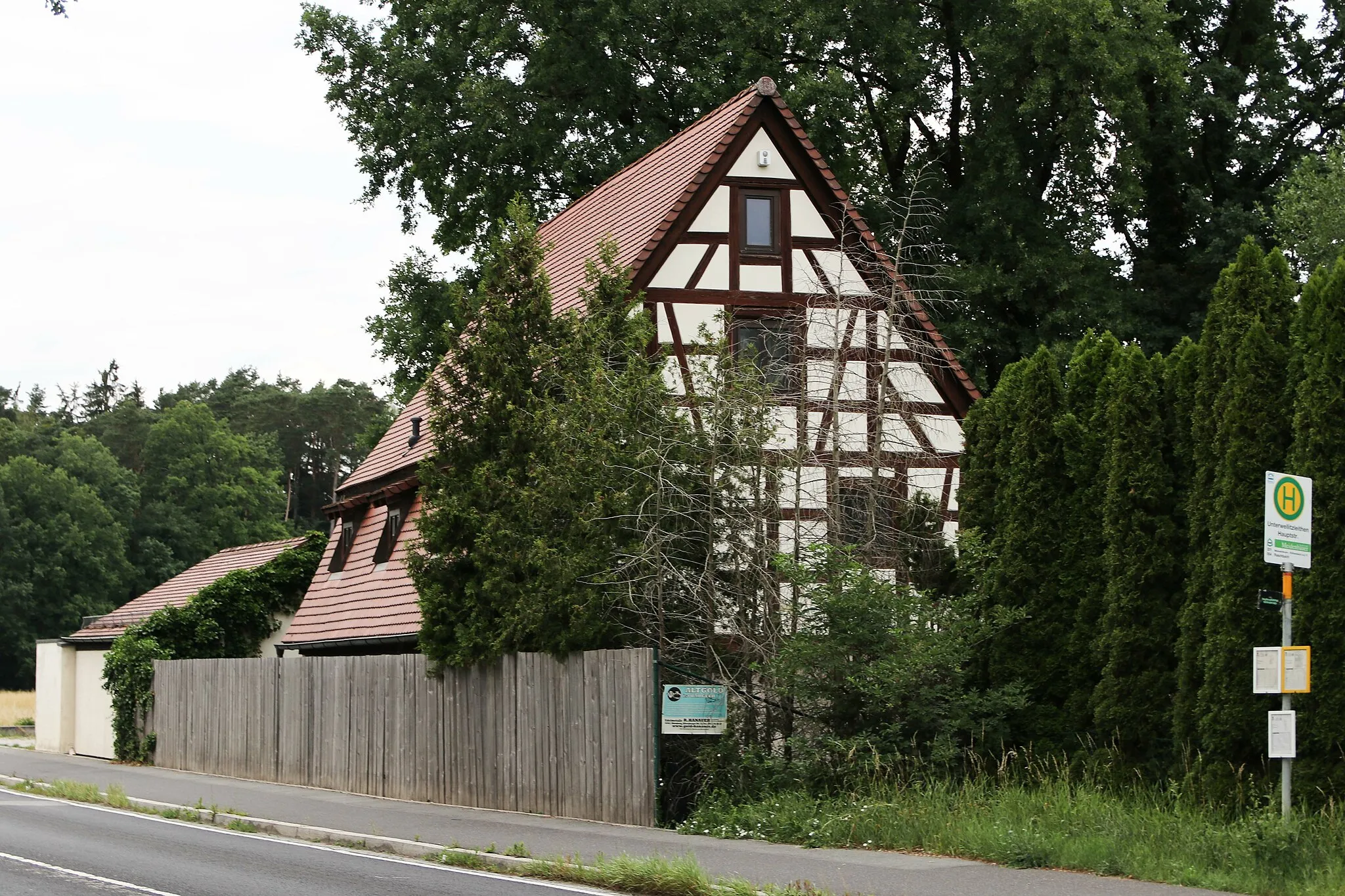 Photo showing: Das denkmalgeschützte Gebäude Unterwellitzleithen 2 im Altdorfer Stadtteil Unterwellitzleithen im Juni 2018.