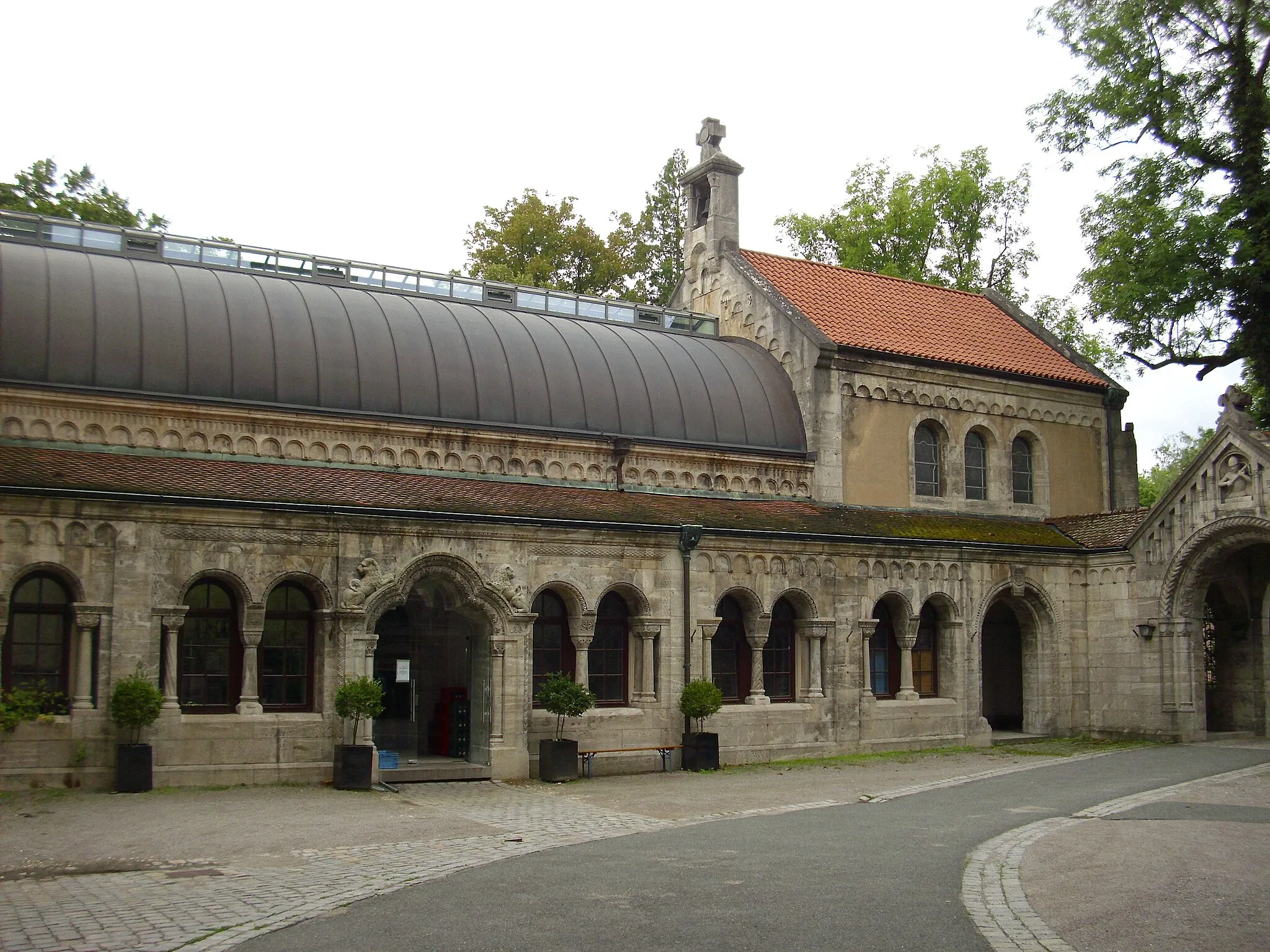 Photo showing: Faberschloss mit Park und anliegenden Villen Ende August 2010 10