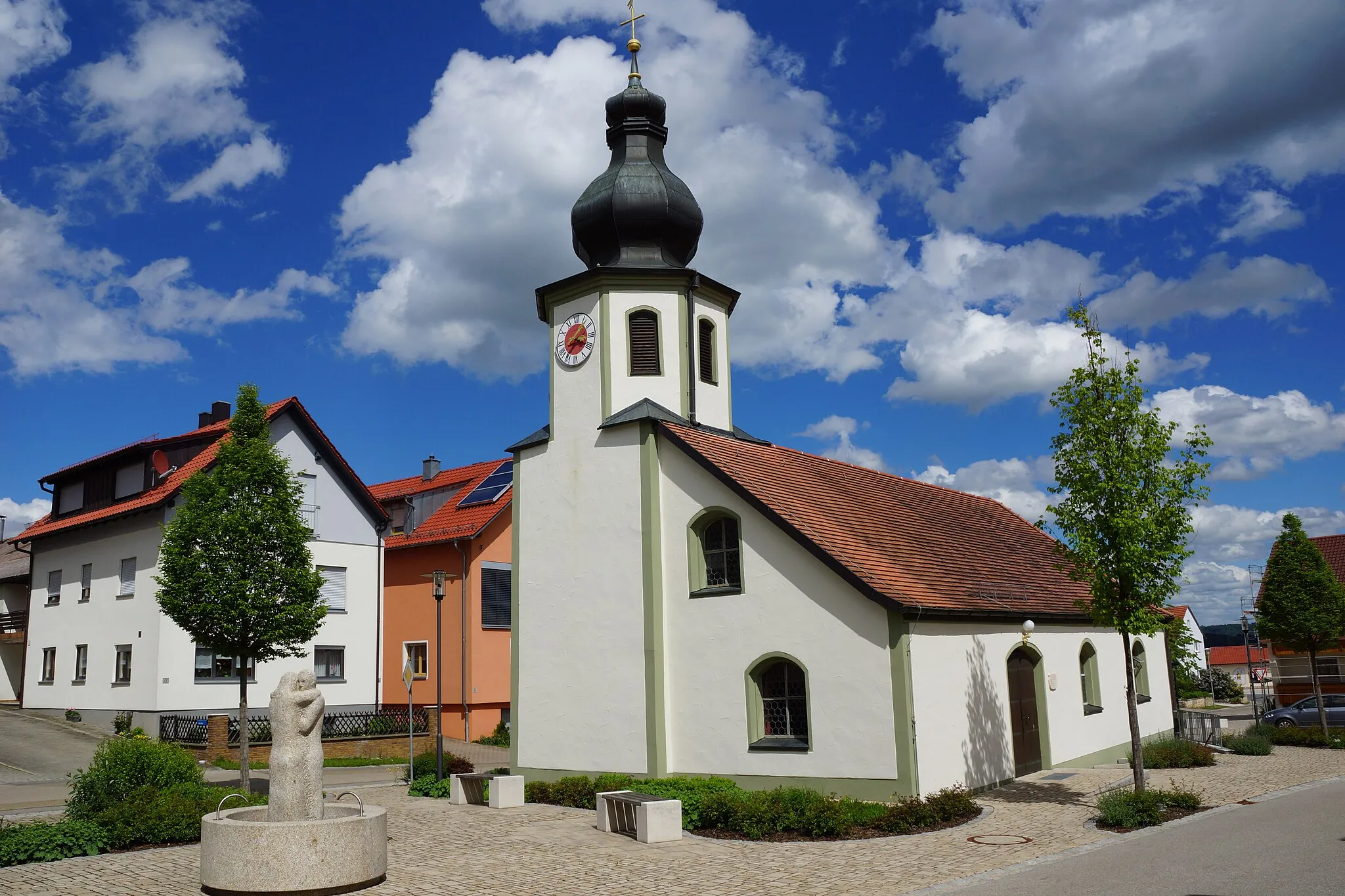 Photo showing: Die katholische Filialkirche zur Heiligen Dreifaltigkeit in Röckersbühl, Kreis Neumarkt in der Oberpfalz: