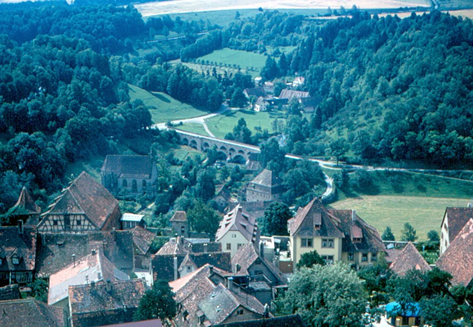 Photo showing: Looking southwest from the Rathaus in Rothenburg. The "double bridge" over the Tauber River was built laround 1330, as part of the trade road between Augsburg and Würzburg.  Apparently it was just built that way, not in two stages.