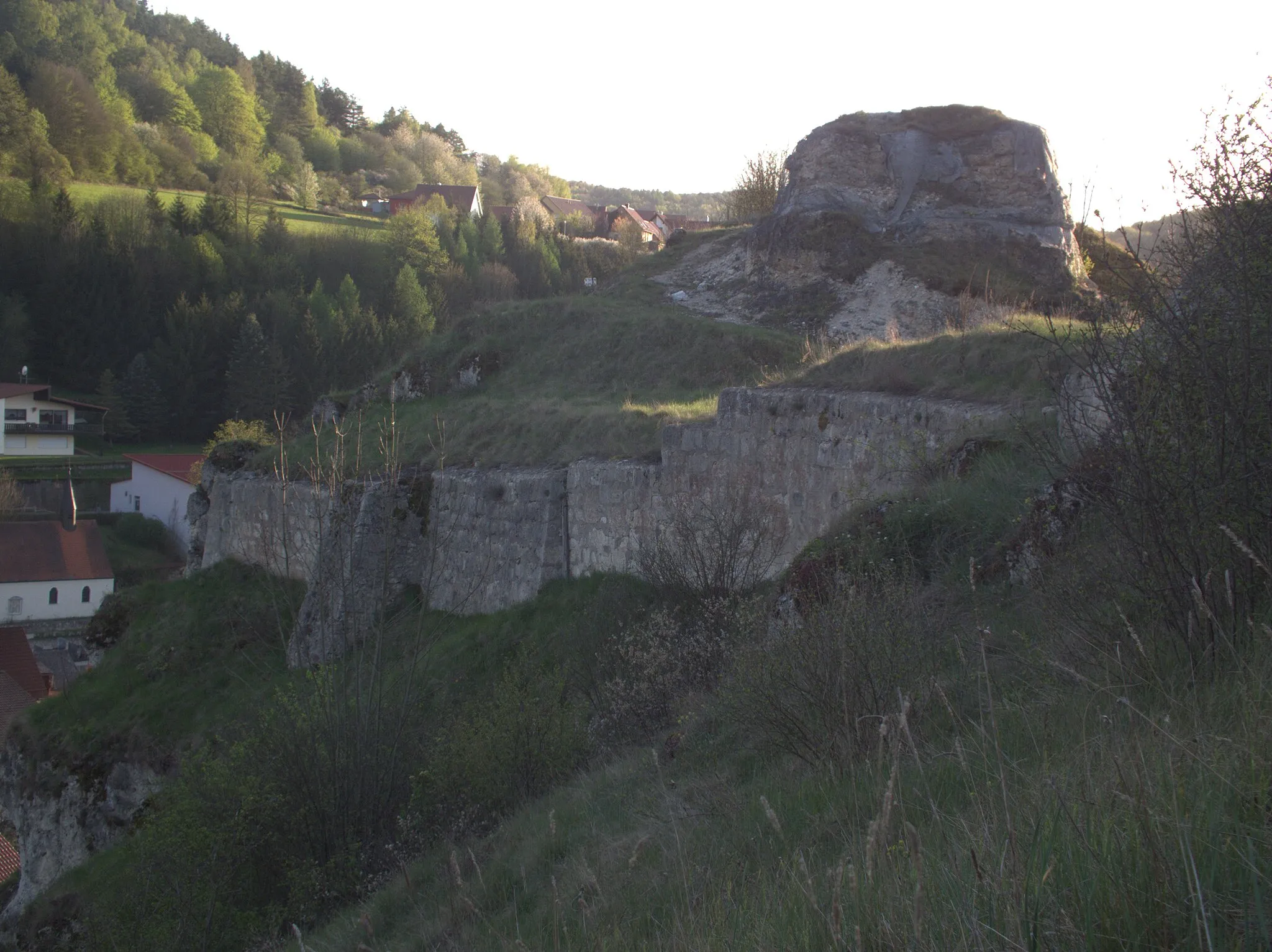 Photo showing: Burg Hohenfels in der Oberpfalz: Reste des rechteckigen Bergfrieds.