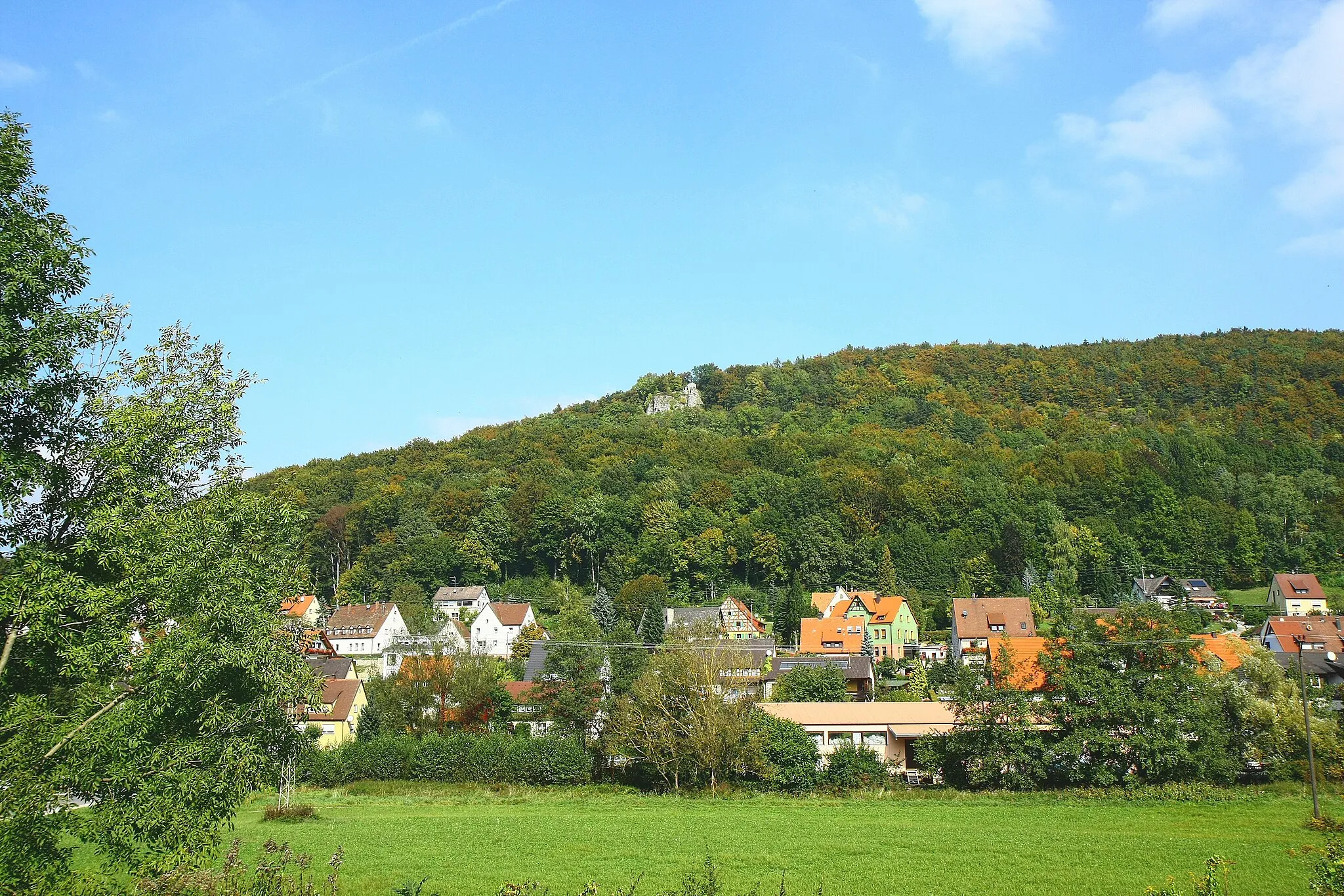 Photo showing: Ansicht der Burgruine Lichtenstein über Pommelsbrunn aus südlicher Richtung