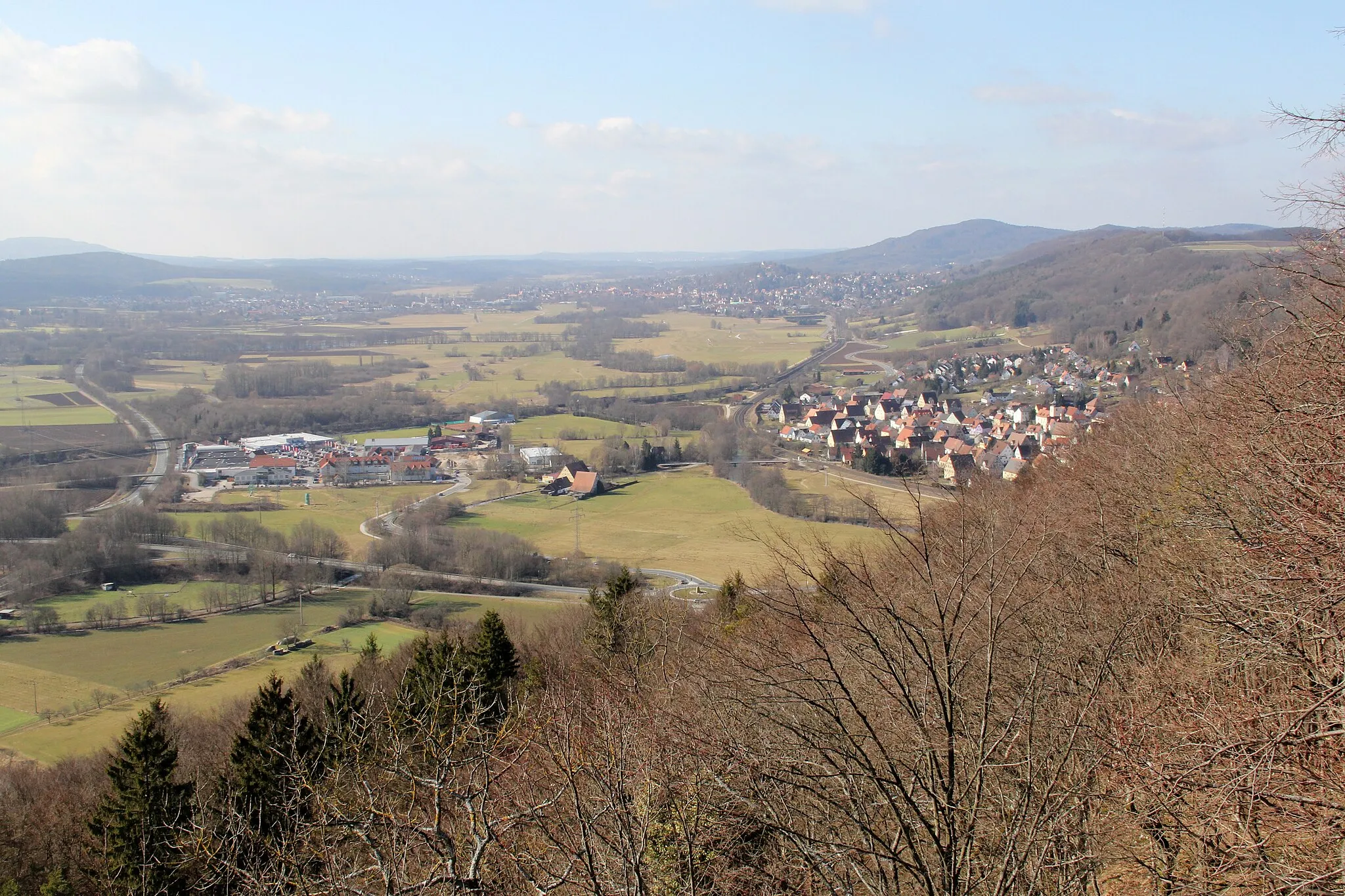 Photo showing: Blick von Burgruine Lichtenstein, Pommelsbrunn, Richtung Westen nach Hohenstadt und dem weiter entfernten Hersbruck