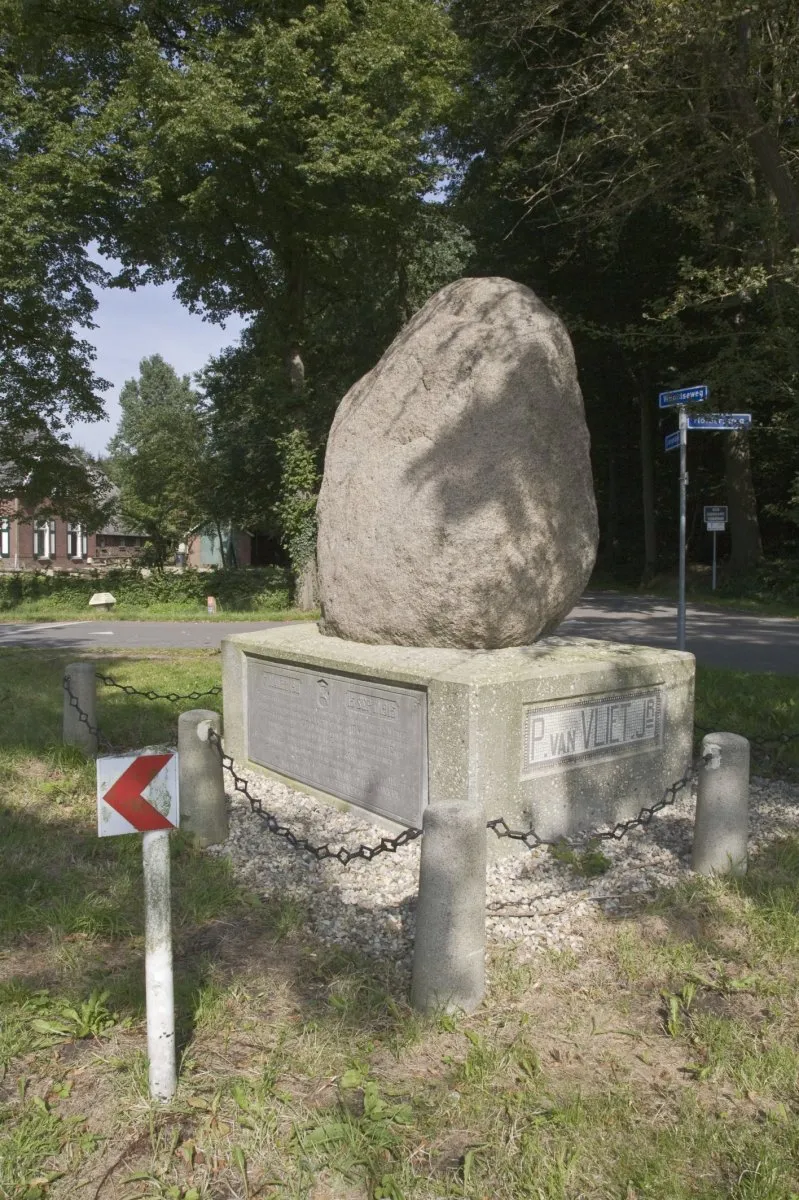 Photo showing: Steen: De grote steen geplaatst ter herinnering aan de voltooiing van de verharding van de wegen tussen Miste en de grens (opmerking: Publicatie: TRAP Winterswijk (Cultuurhistorische Routes in Nederland - 60))