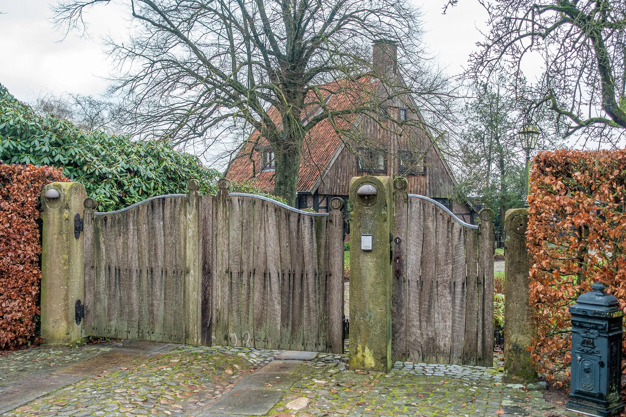 Photo showing: Houten poort bij Almelosestraat 72 te Ootmarsum. Poort is van onregelmatige houten planken en drie natuurstenen pilaren.
