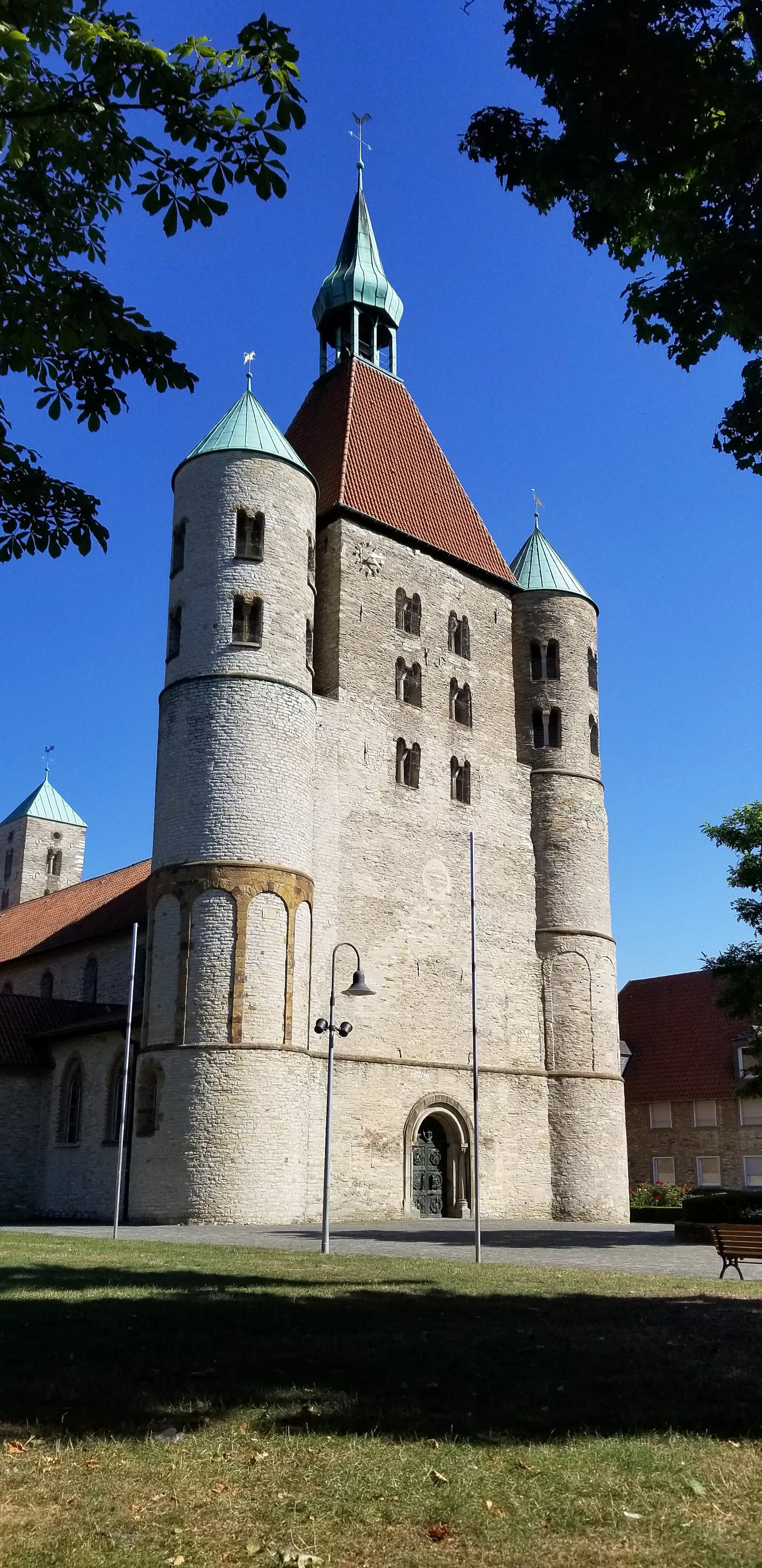 Photo showing: St. Bonifatius, Freckenhorst: Nordwestansicht, Westwerk; August 2022