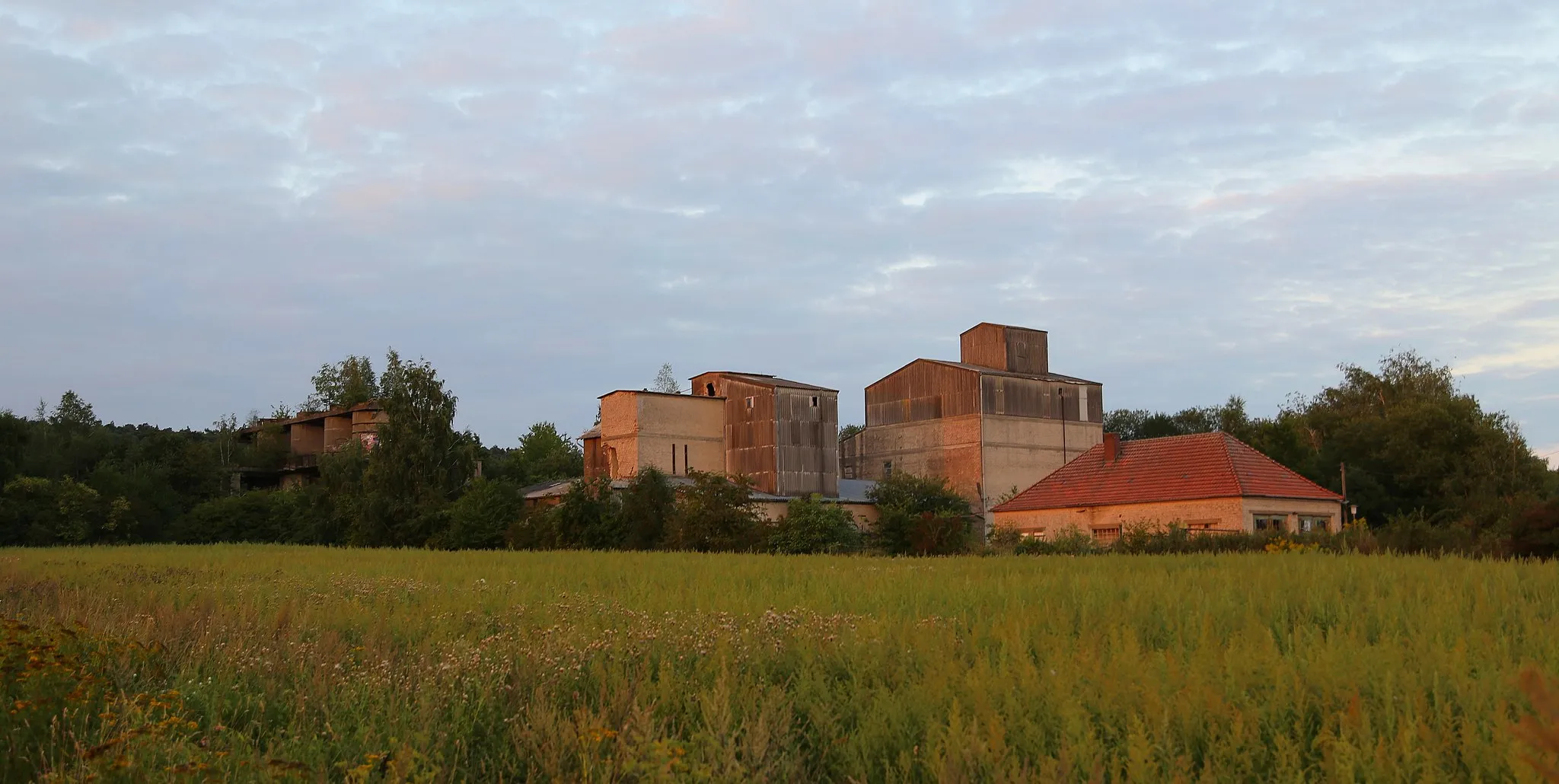 Photo showing: The former lime work Breckweg (Kalkwerk Breckweg) in Ibbenbüren-Dörenthe, Kreis Steinfurt, North Rhine-Westphalia, Germany. The four lime kilns on the left are registered as cultural heritage monuments.