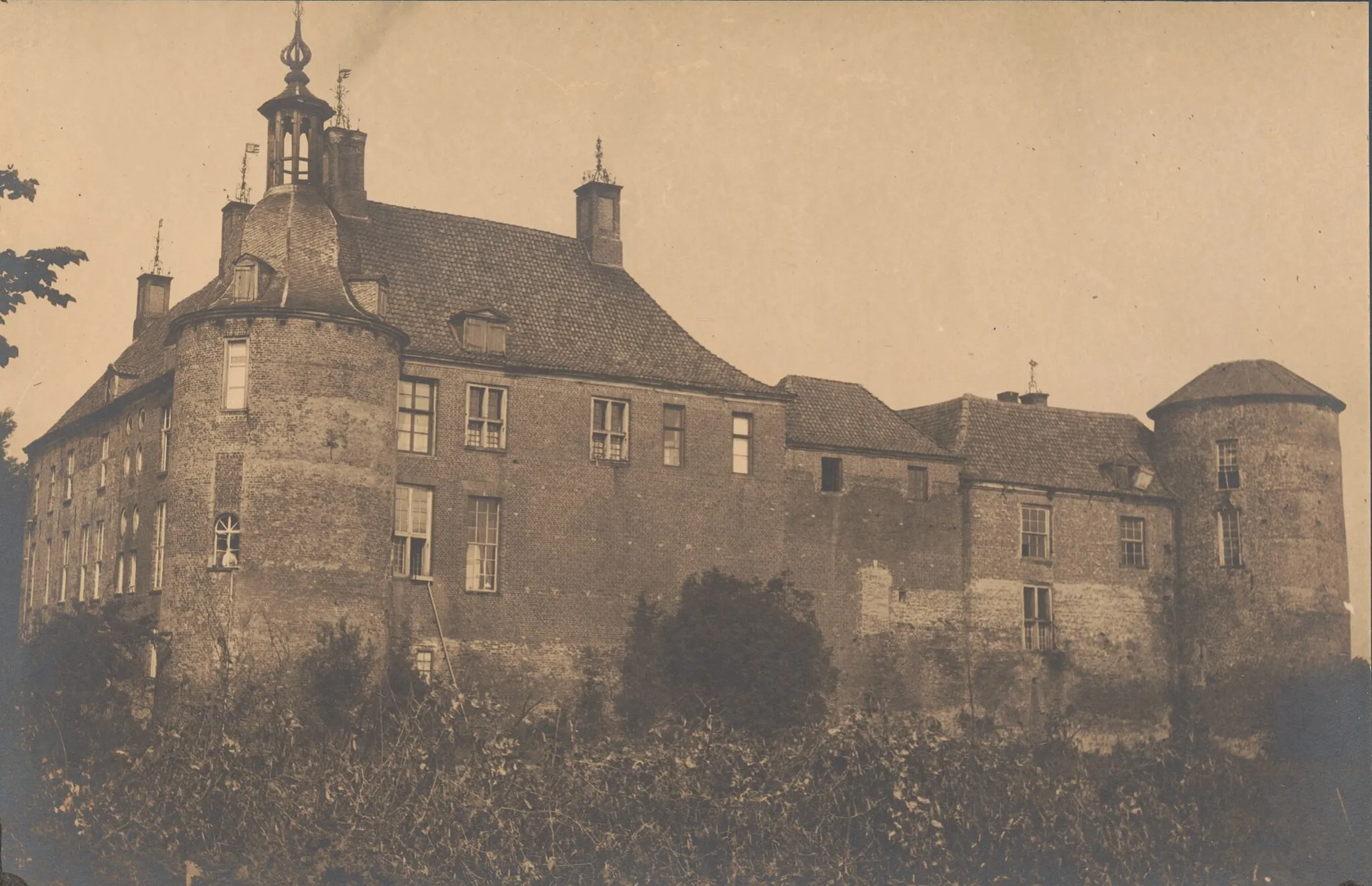 Photo showing: Ringenberg Schloß, Kreis Rees, Ostseite des Schlosses
Ortsbezeichnung in 2023: Hamminkeln, Kreis Wesel