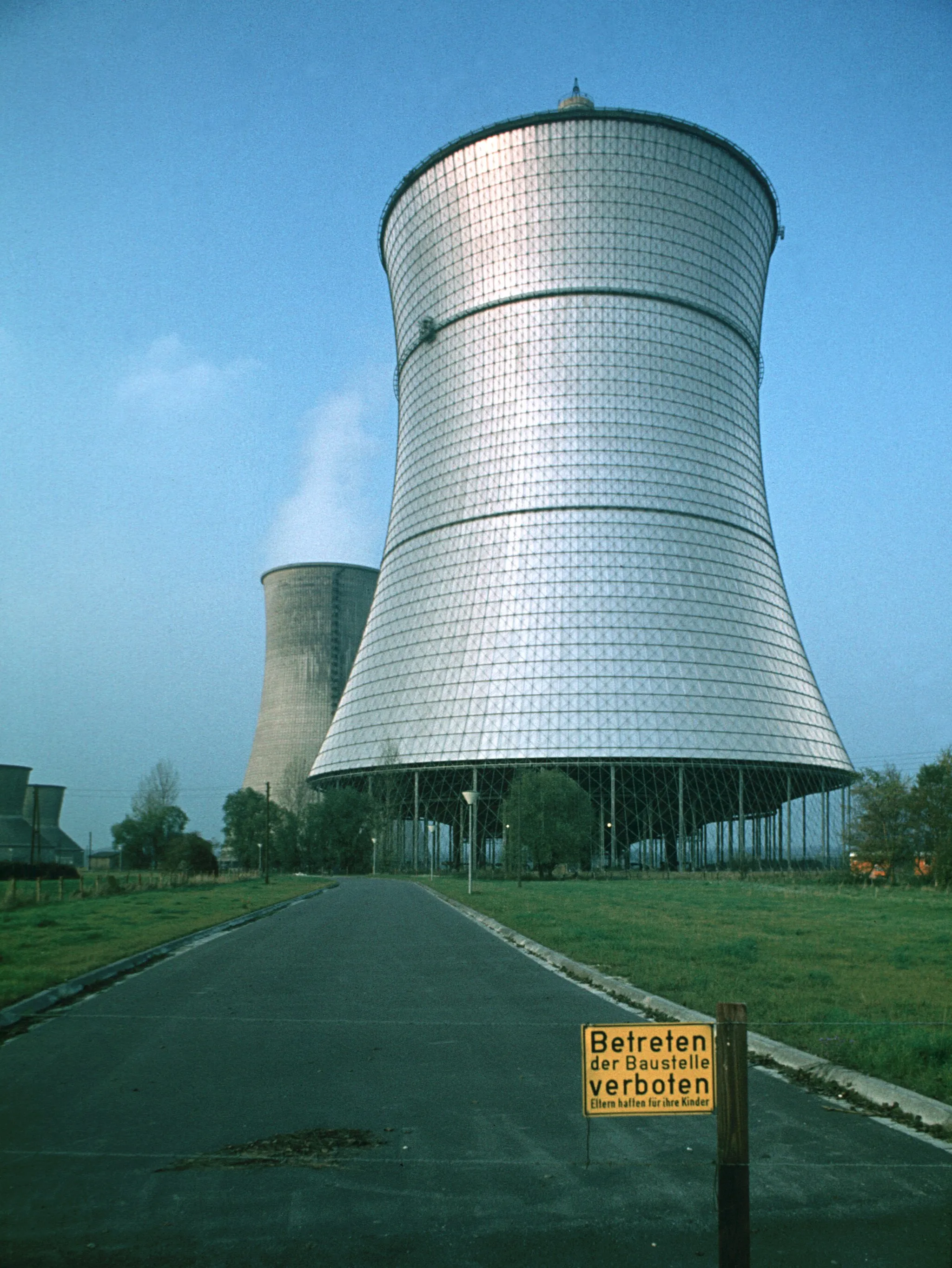 Photo showing: Trockenkühlturm des THTR-300 in Hamm-Uentrop kurz vor der Fertigstellung des Kraftwerks. Der Turm wurde 1991 abgerissen. Im Hintergrund die Kühltürme des benachbarten Kohleblocks. Aufnahme mit Minolta XE-5 und Rokkor MC 2.8/24mm auf Agfa CT18