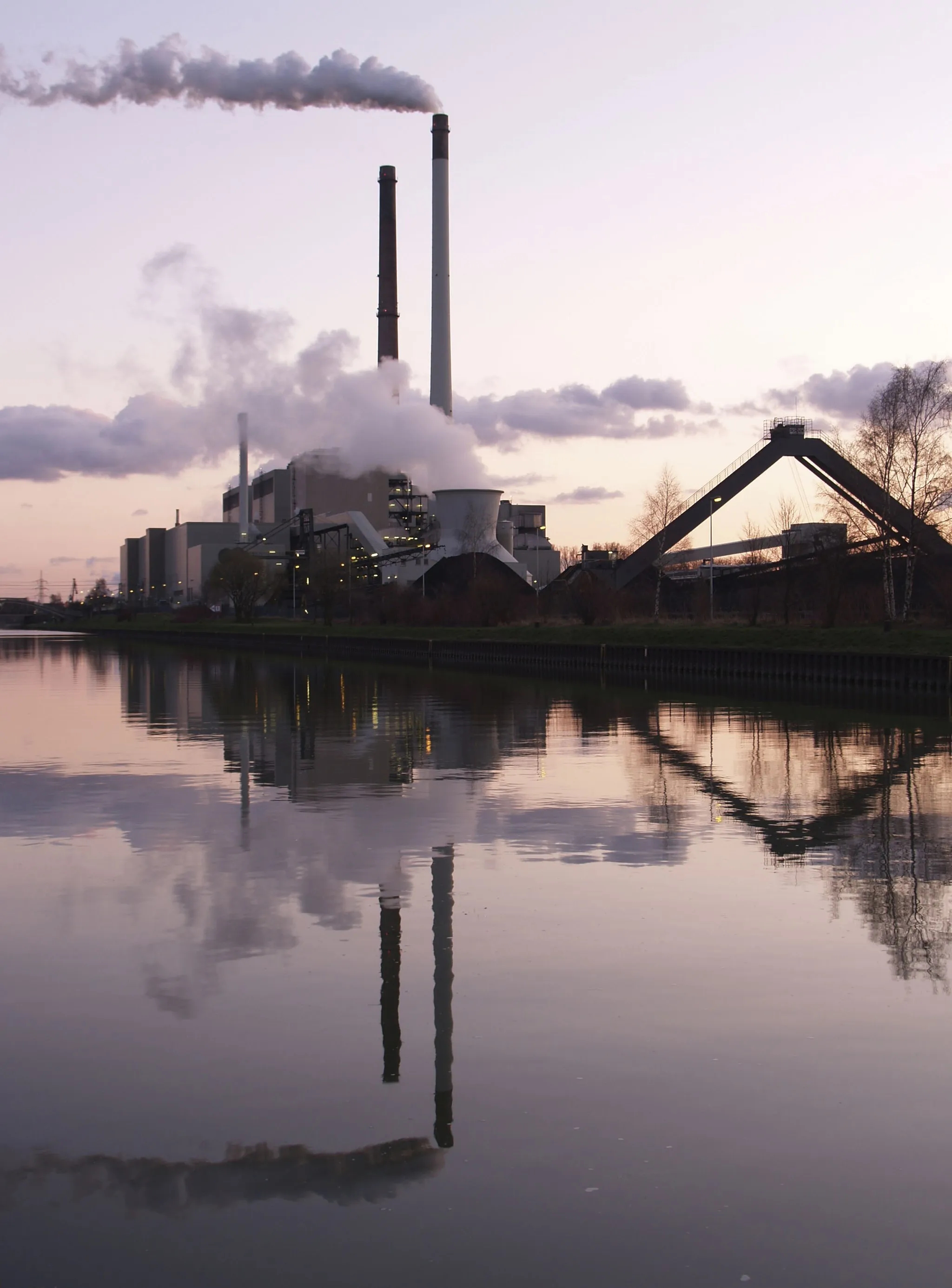 Photo showing: Coal power plant in Datteln (Germany) at the Dortmund-Ems-Kanal.