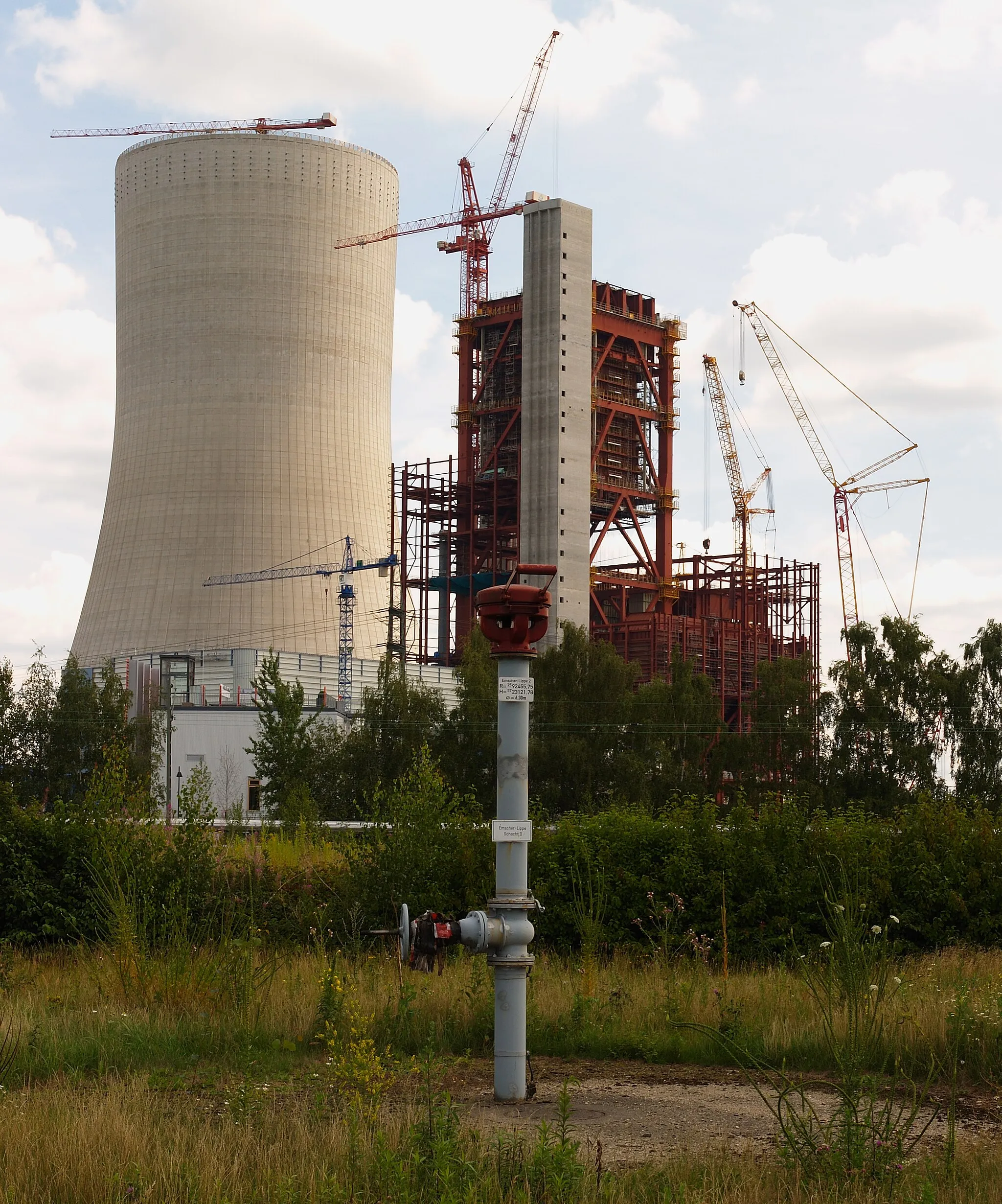 Photo showing: Coal power plant in Datteln (Germany) at the Dortmund-Ems-Kanal - New section under construction. In front the former pit of coal mine Emscher-Lippe