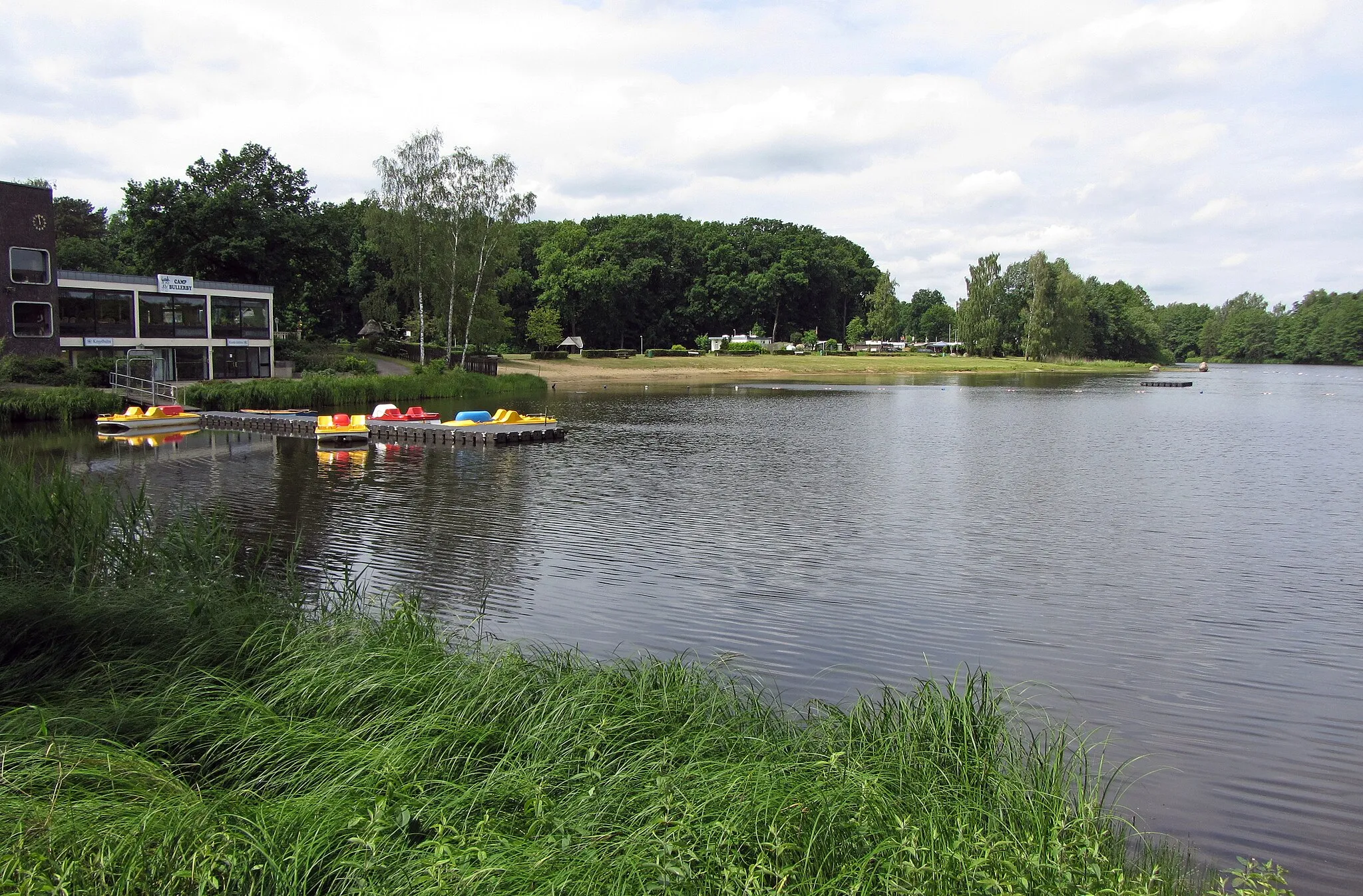 Photo showing: Osnabrück. Der Attersee, an der Stadtgrenze zu Lotte (NRW) und direkt an der Autobahn gelegen. Badestrand und Campingplatz.