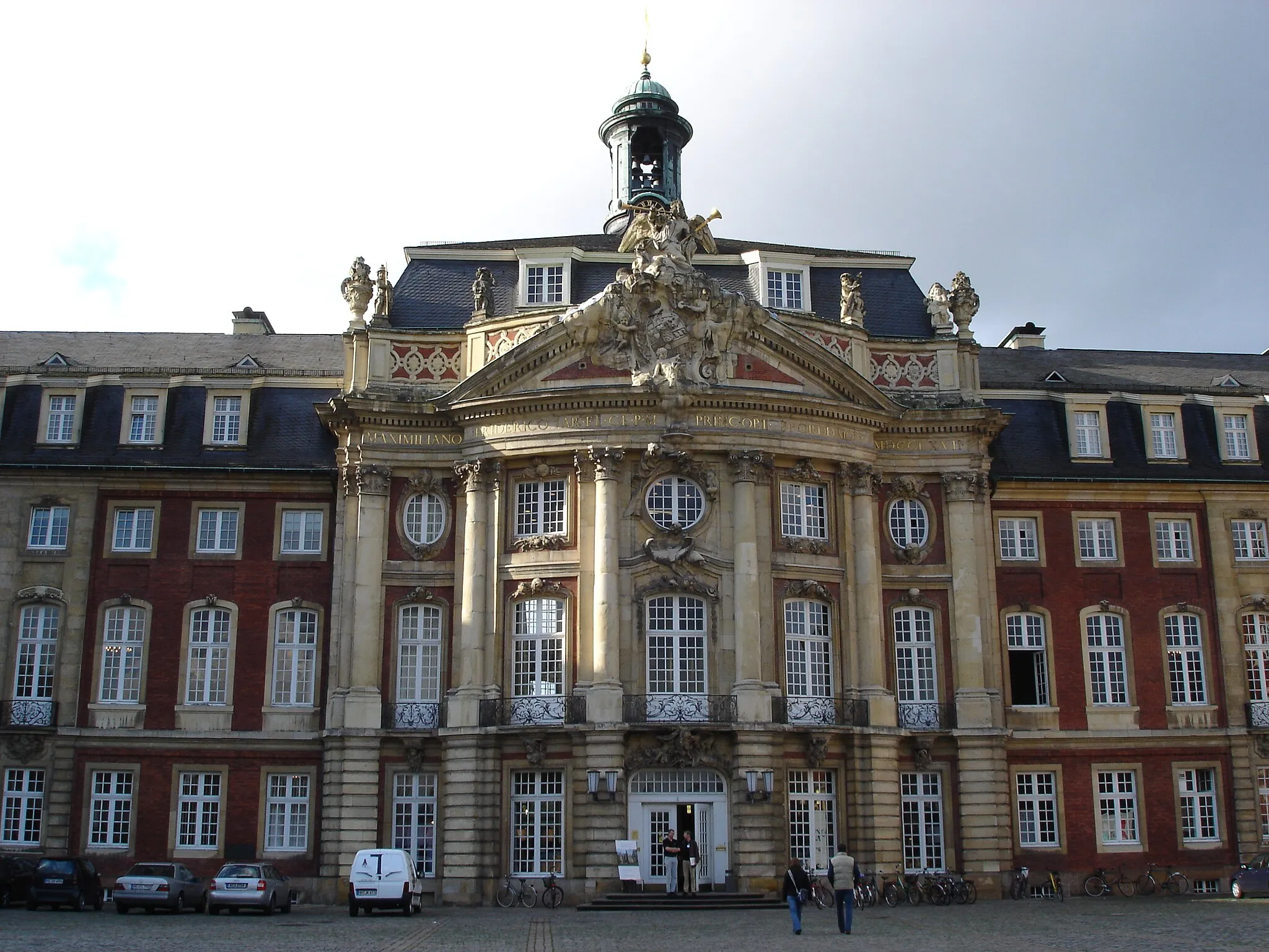 Photo showing: Main entrance of the castle of the city of Münster (Westphalia), Germany