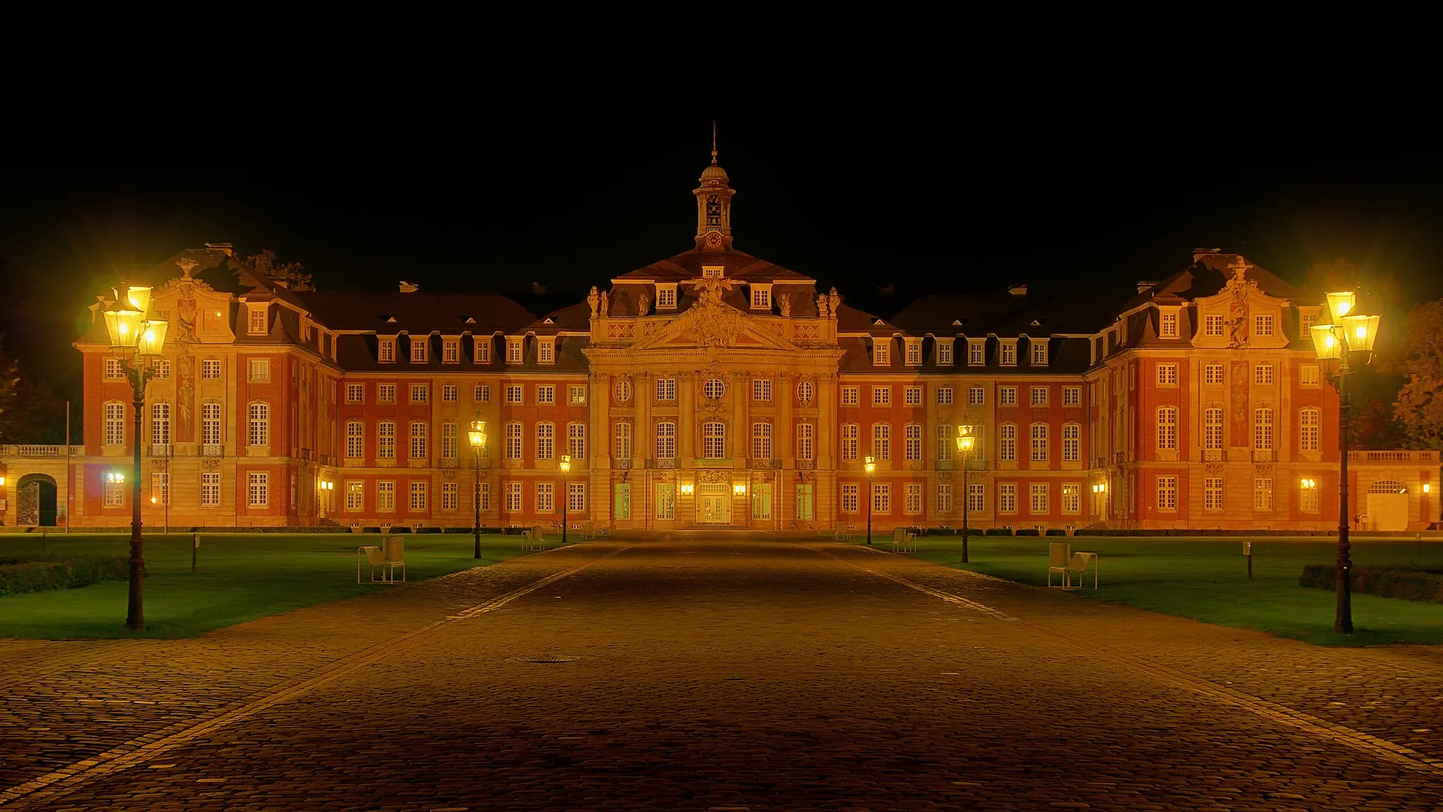 Photo showing: Fürstbischöfliches Schloss Münster. Vorderseite. Aufgenommen bei Nacht. Architekturfotografie. Schlossplatz 2, 48149 Münster.