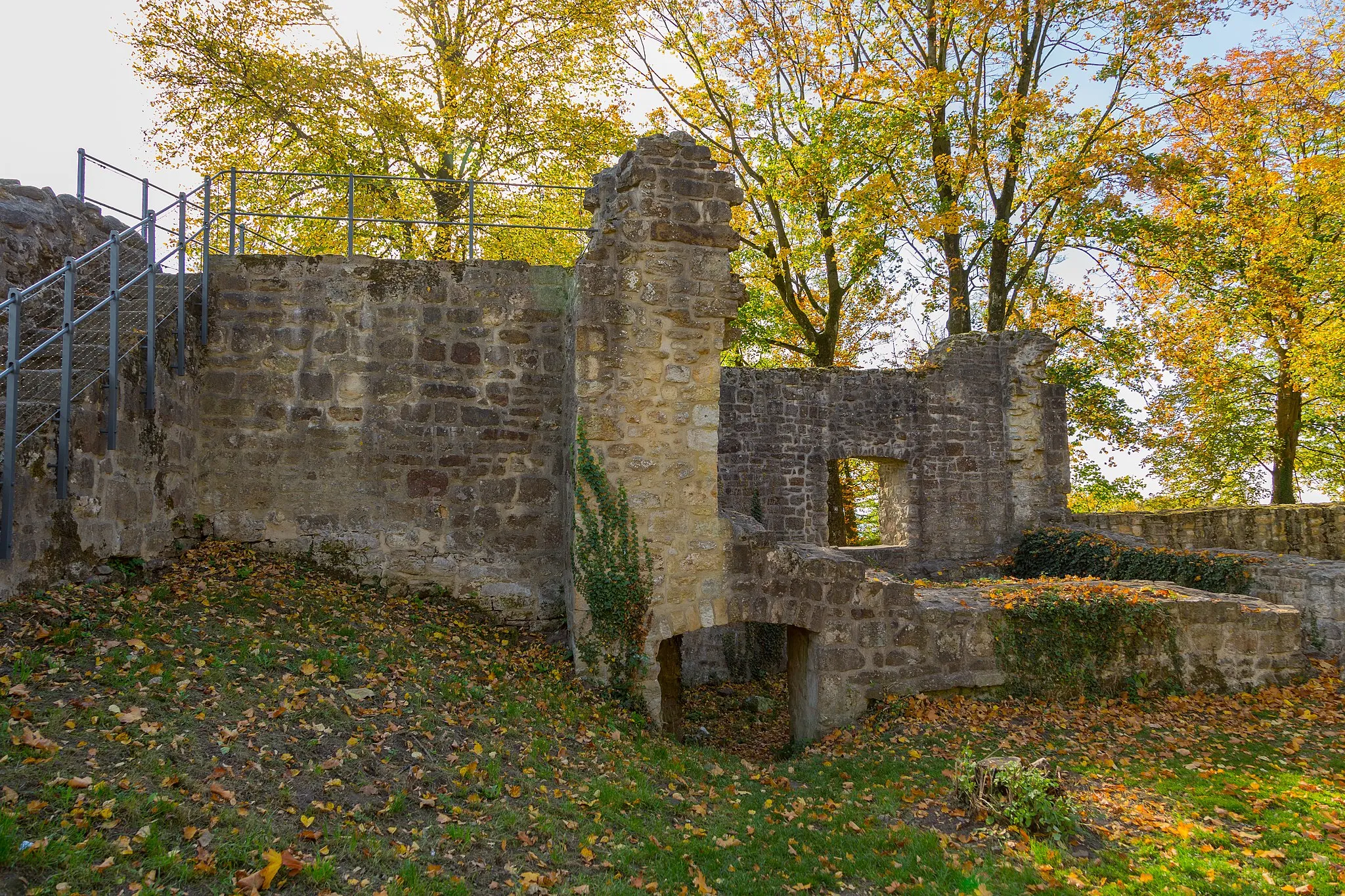 Photo showing: Ruined walls of Tecklenburg Castle (Burg Tecklenburg) in Tecklenburg, Kreis Steinfurt, North Rhine-Westphalia, Germany. This part of the ruins is known as „little crown“ (Krönchen).