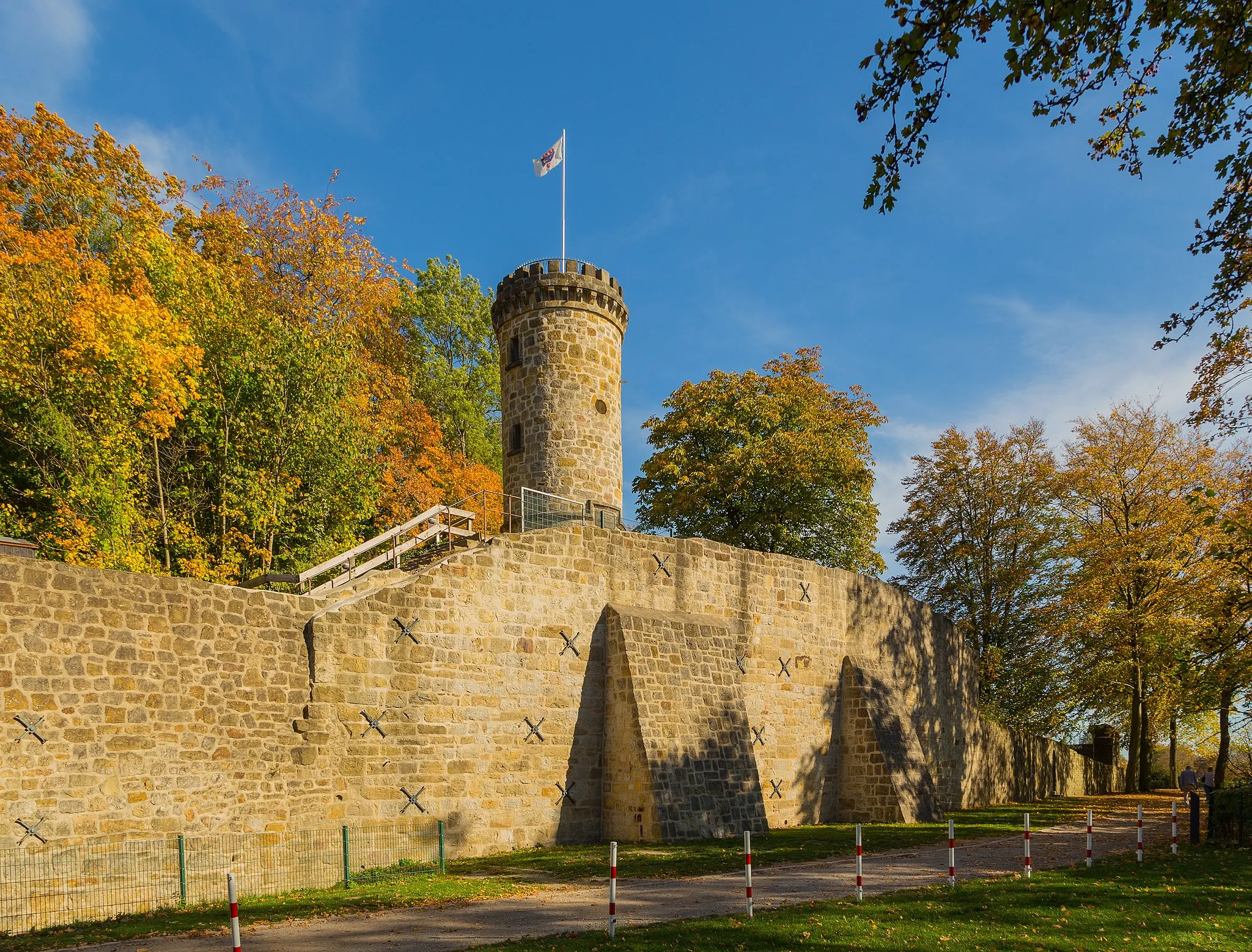 Photo showing: Wier Tower (Wierturm) on top of the ruin of Tecklenburg Castle (Burg Tecklenburg) in Tecklenburg, Kreis Steinfurt, North Rhine-Westphalia, Germany.