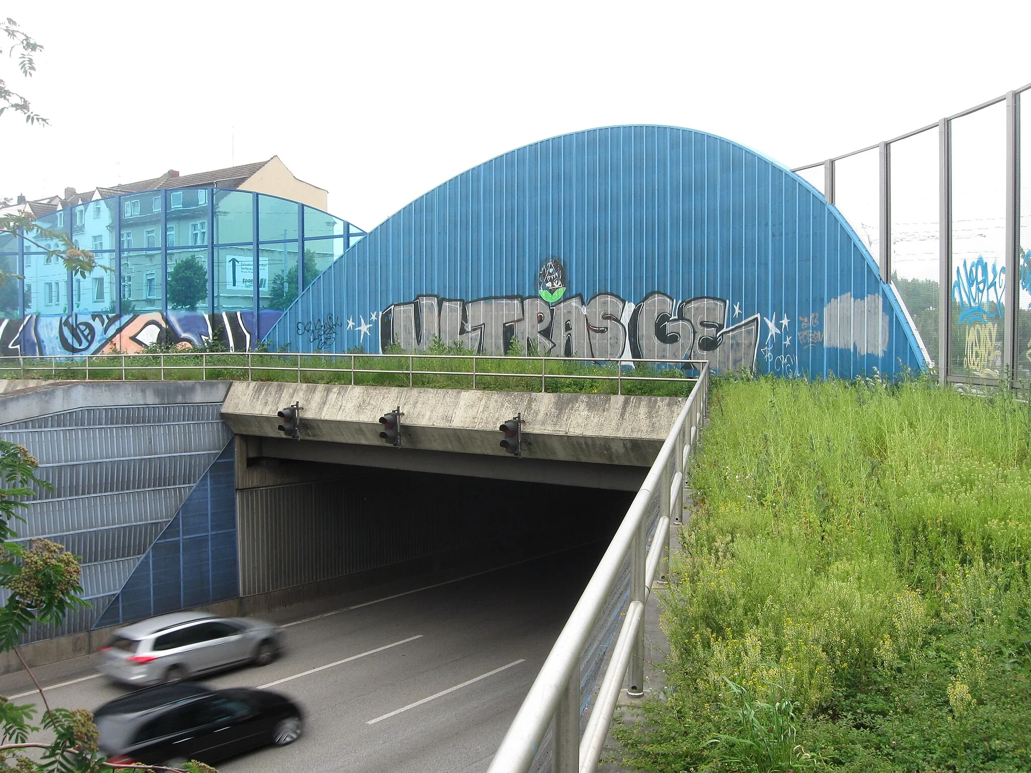 Photo showing: Einhausung Erle, Westeinfahrt in den Tunnel in Fahrtrichtung Hannover, darüber die Cranger Straße