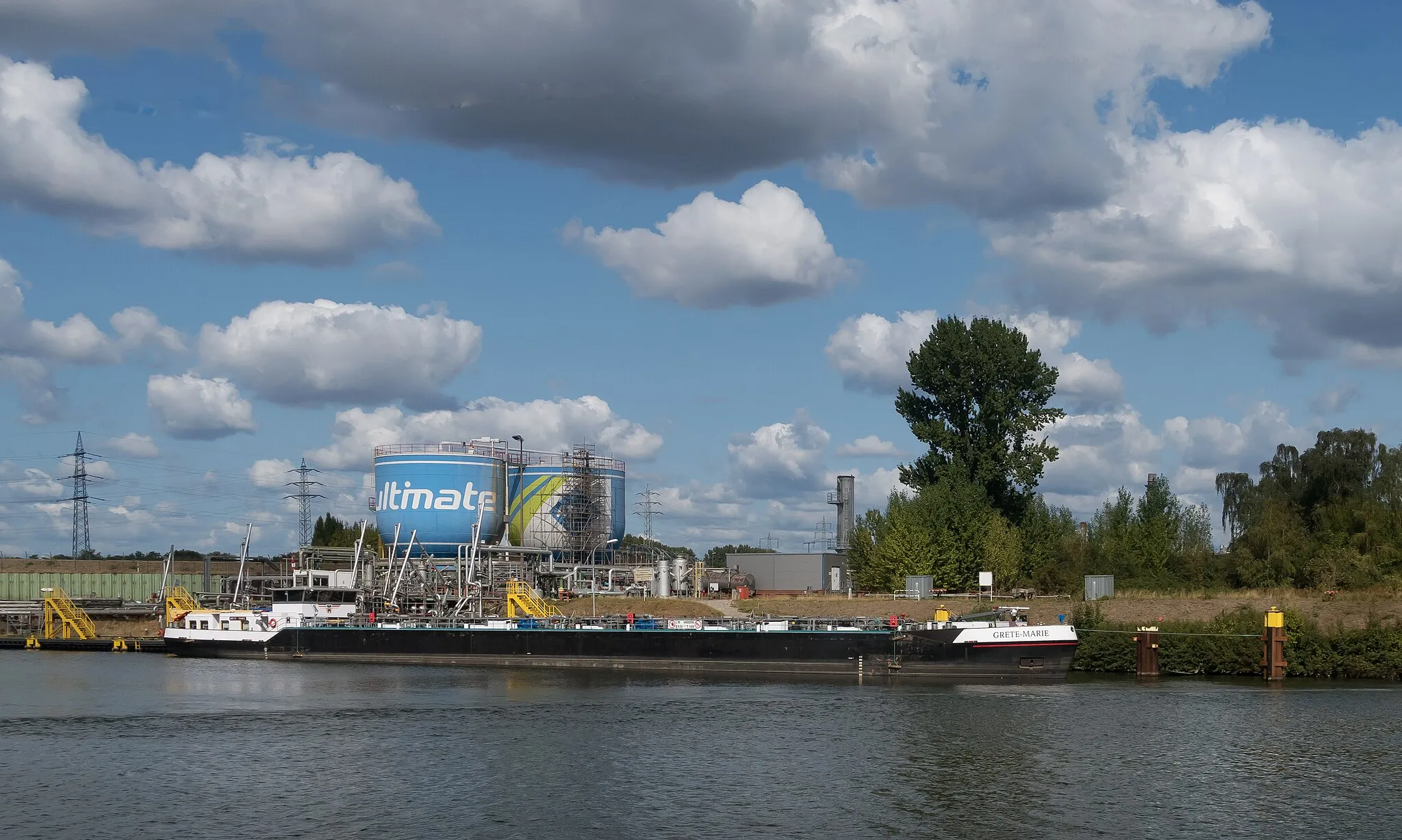 Photo showing: Gelsenkirchen-Horst, storage containers from Aral-Ultimate at the Rhine-Herne-Canal