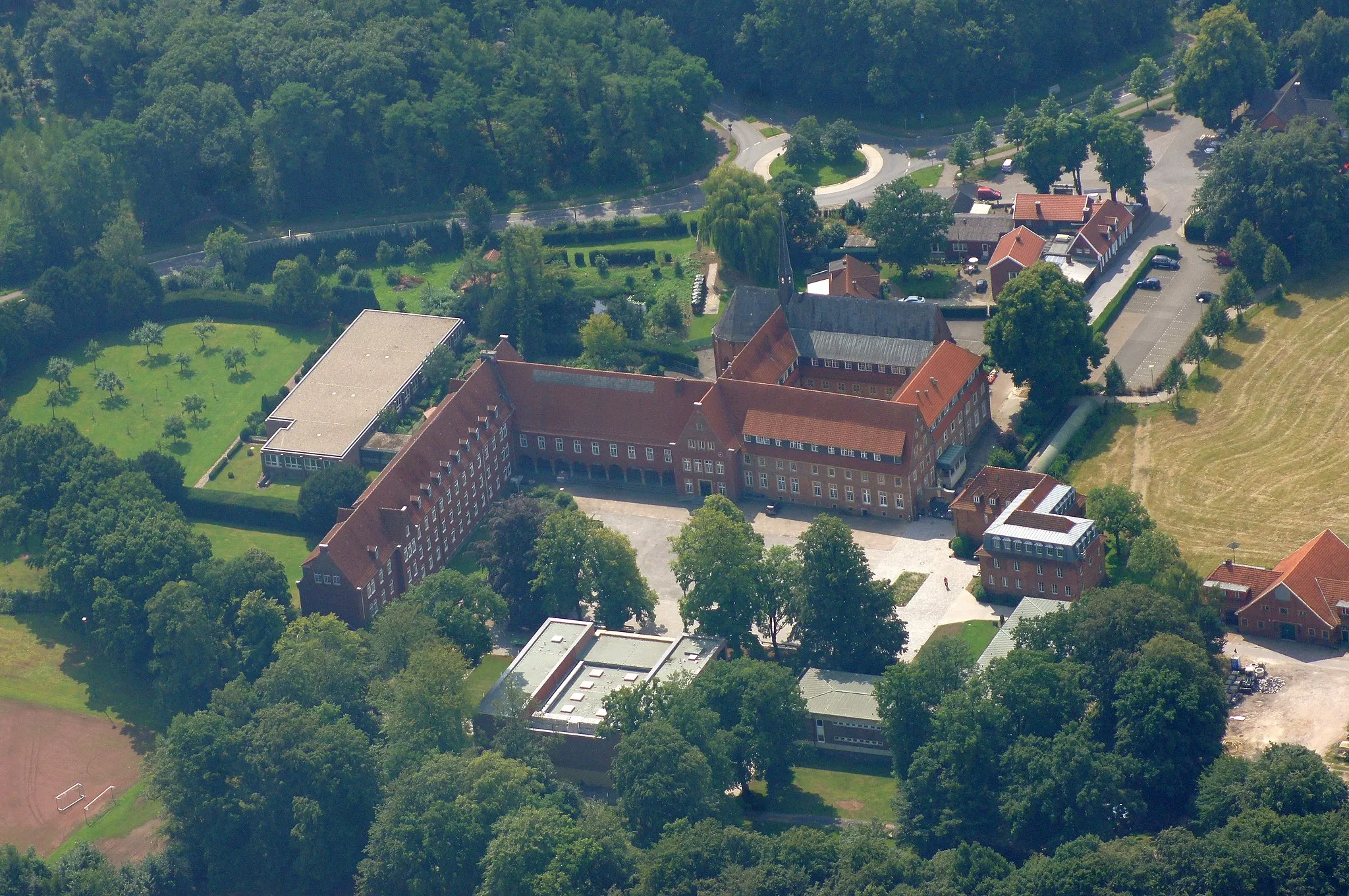 Photo showing: The monastery Mariengarden and the church St. Marien in Burlo, city of en:Borken, North Rhine-Westphalia, Germany.