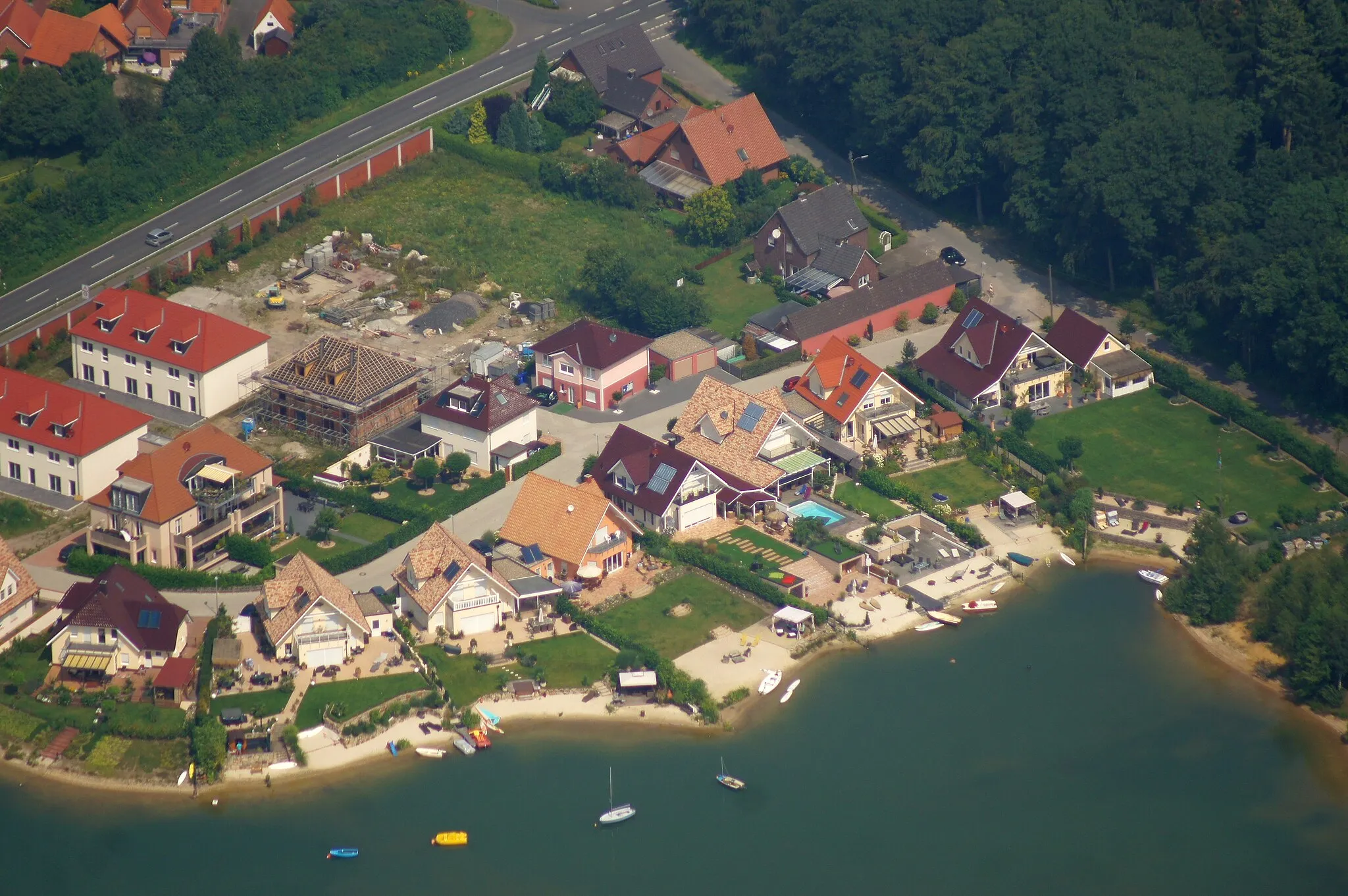 Photo showing: Baugebiet am Klostersee am Standort der alten Zollhäuser unweit der Grundschule in Burlo, Stadt Borken. Das Bild entstand während des Münsterland-Fotoflugs am 20. Juli 2014.