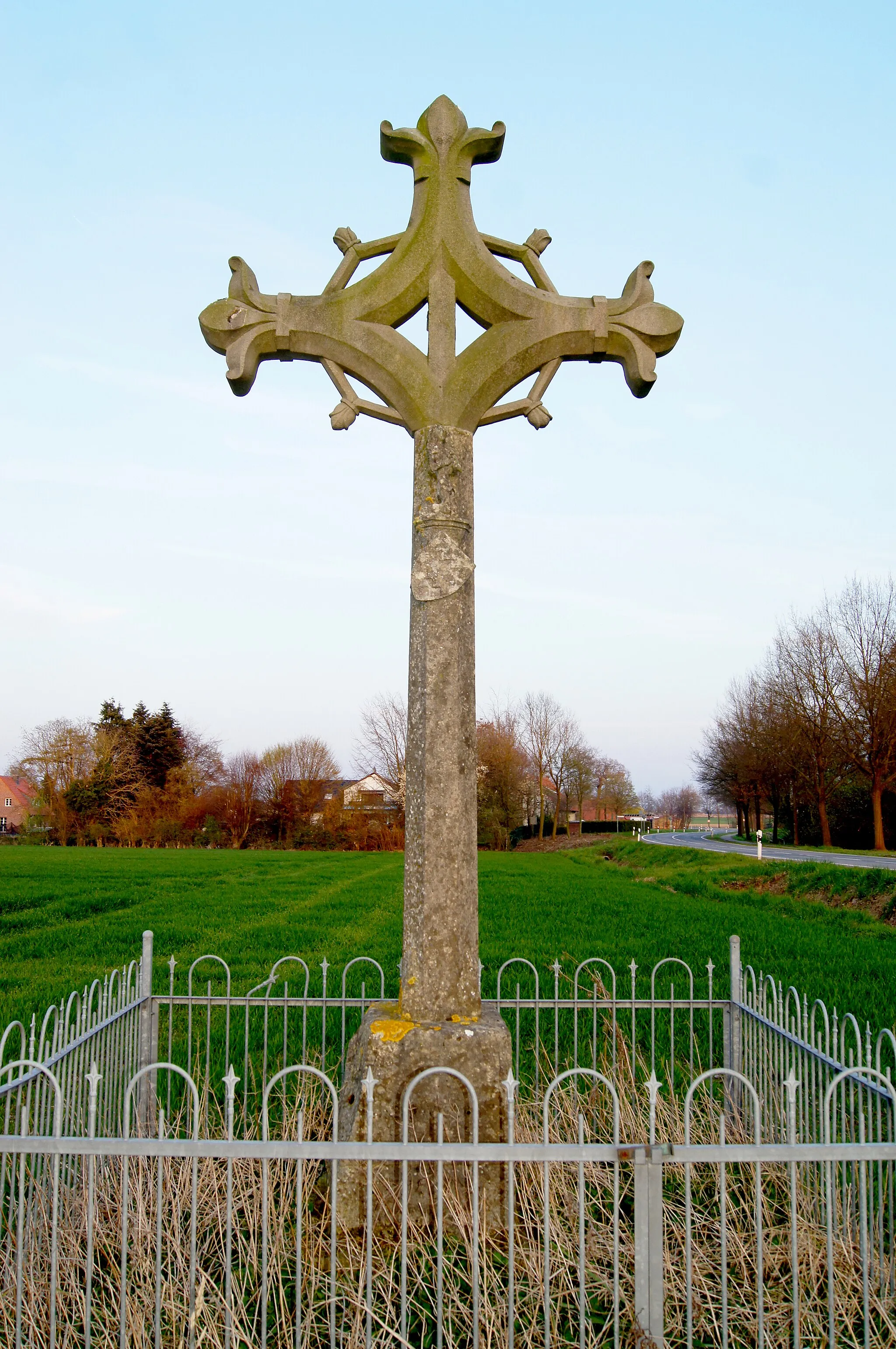 Photo showing: Poppenbecker Kreuz is a stone cross made of Baumberg-limestone in Havixbeck.

This is a photograph of an architectural monument. It is on the list of cultural monuments of Havixbeck, no. 20.