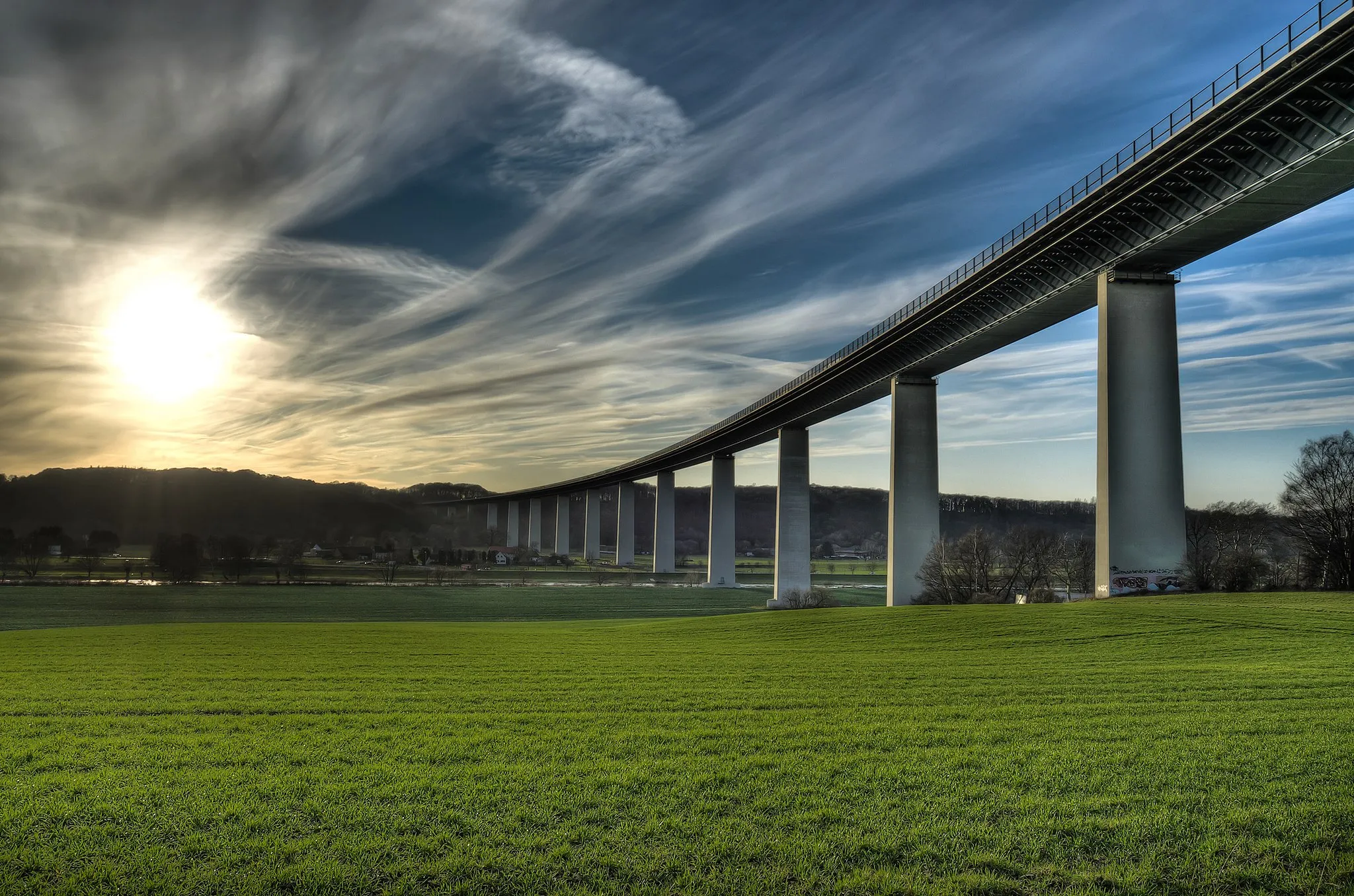 Photo showing: The bridge "Mintarder Ruhrtalbrücke" in Mülheim an der Ruhr is an impressive landmark in the Ruhr valley connecting the cities Düsseldorf and Essen through a motorway.