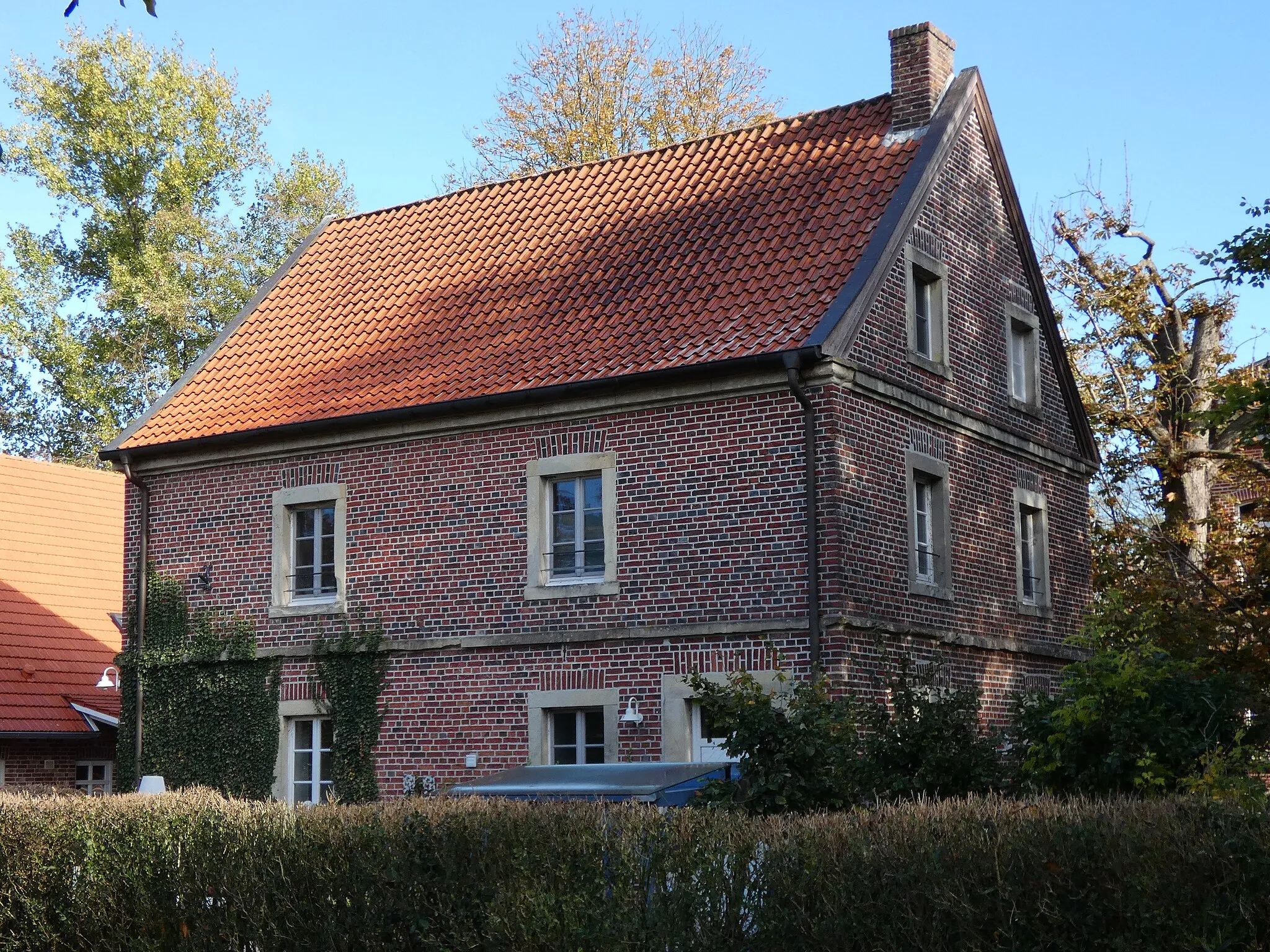 Photo showing: Zweigeschossiger Backsteinspeicher - Fabianus-Kirchplatz 13 in Rosendahl-Osterwick, Kreis Coesfeld, NRW, Germany, Denkmalnummer 40