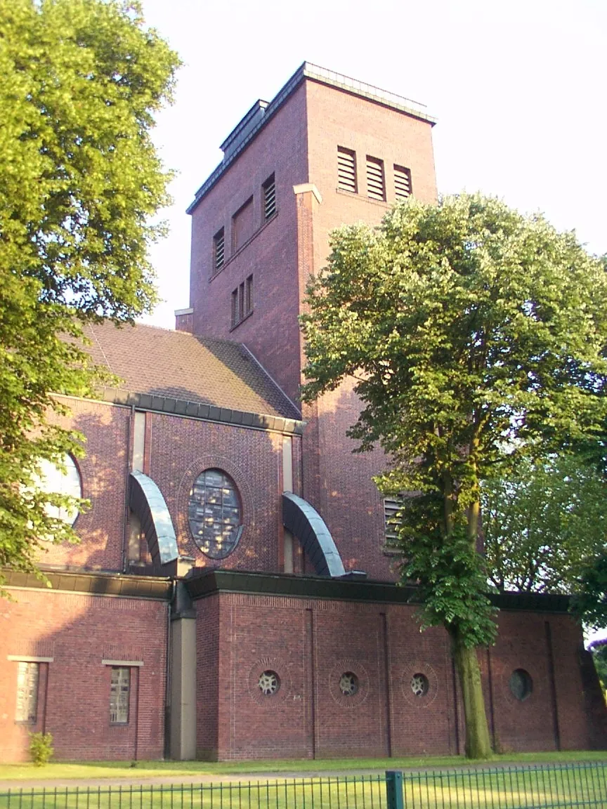 Photo showing: Castrop-Rauxel: katholische Kirche Sankt Antonius von Padua in Ickern, Fenster nach Entwürfen von Hubert Spierling, Ausführung der Fenster von der Glasmalerei Peters (Paderborn)