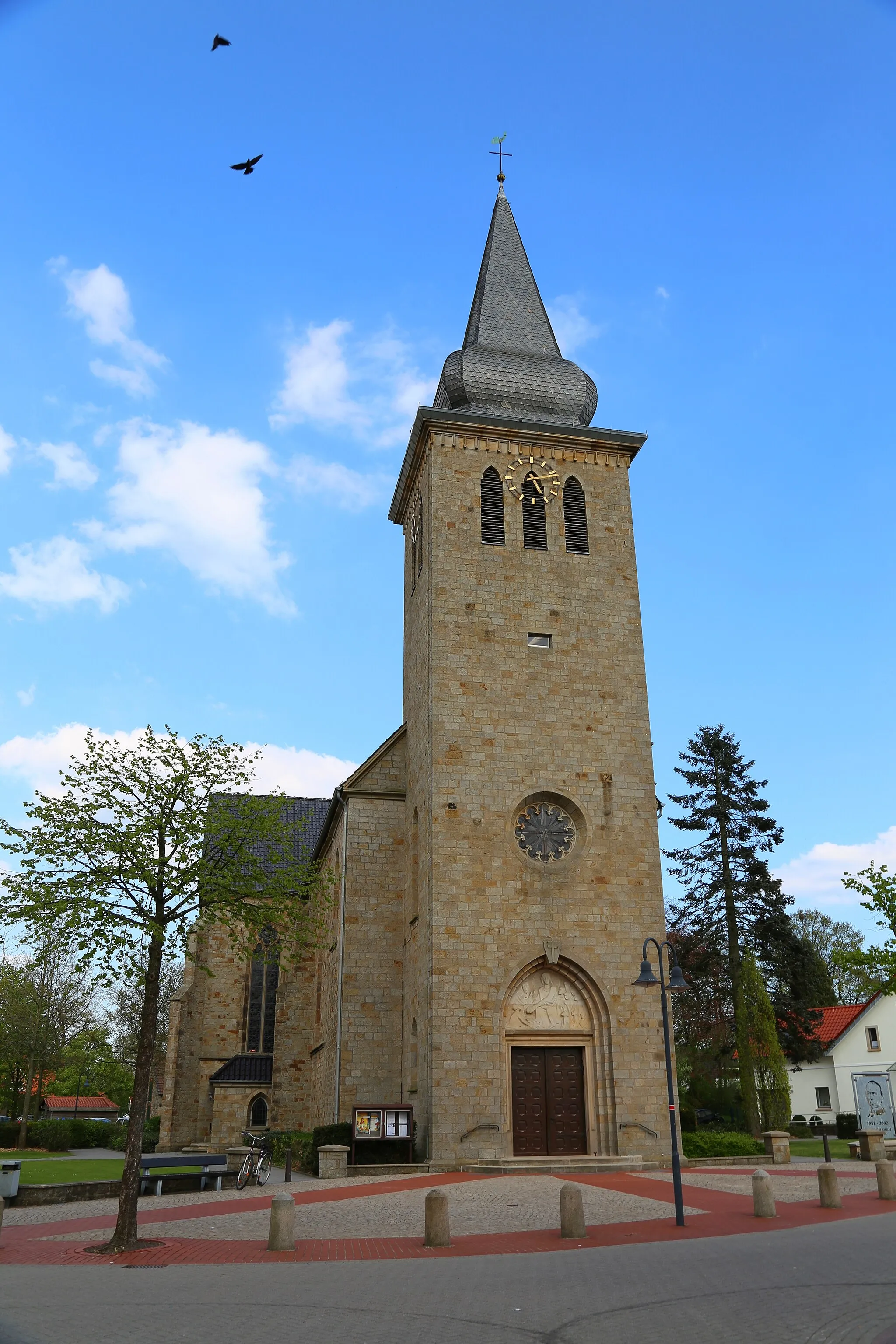 Photo showing: Tower of the Roman Catholic St. Philippus und Jacobus Church in Recke-Steinbeck, Kreis Steinfurt, North Rhine-Westphalia, Germany.