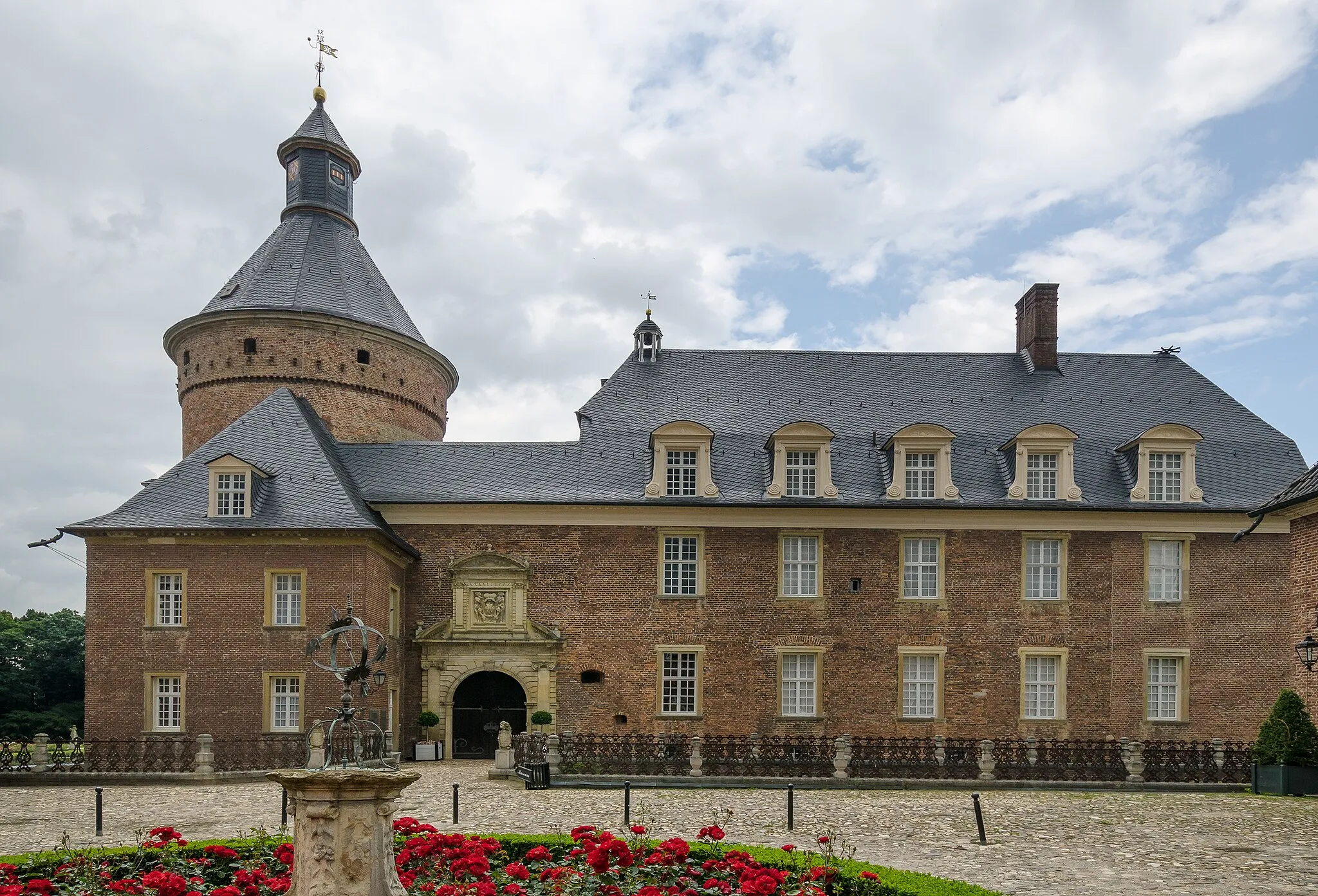 Photo showing: Residence wings of castle Anholt