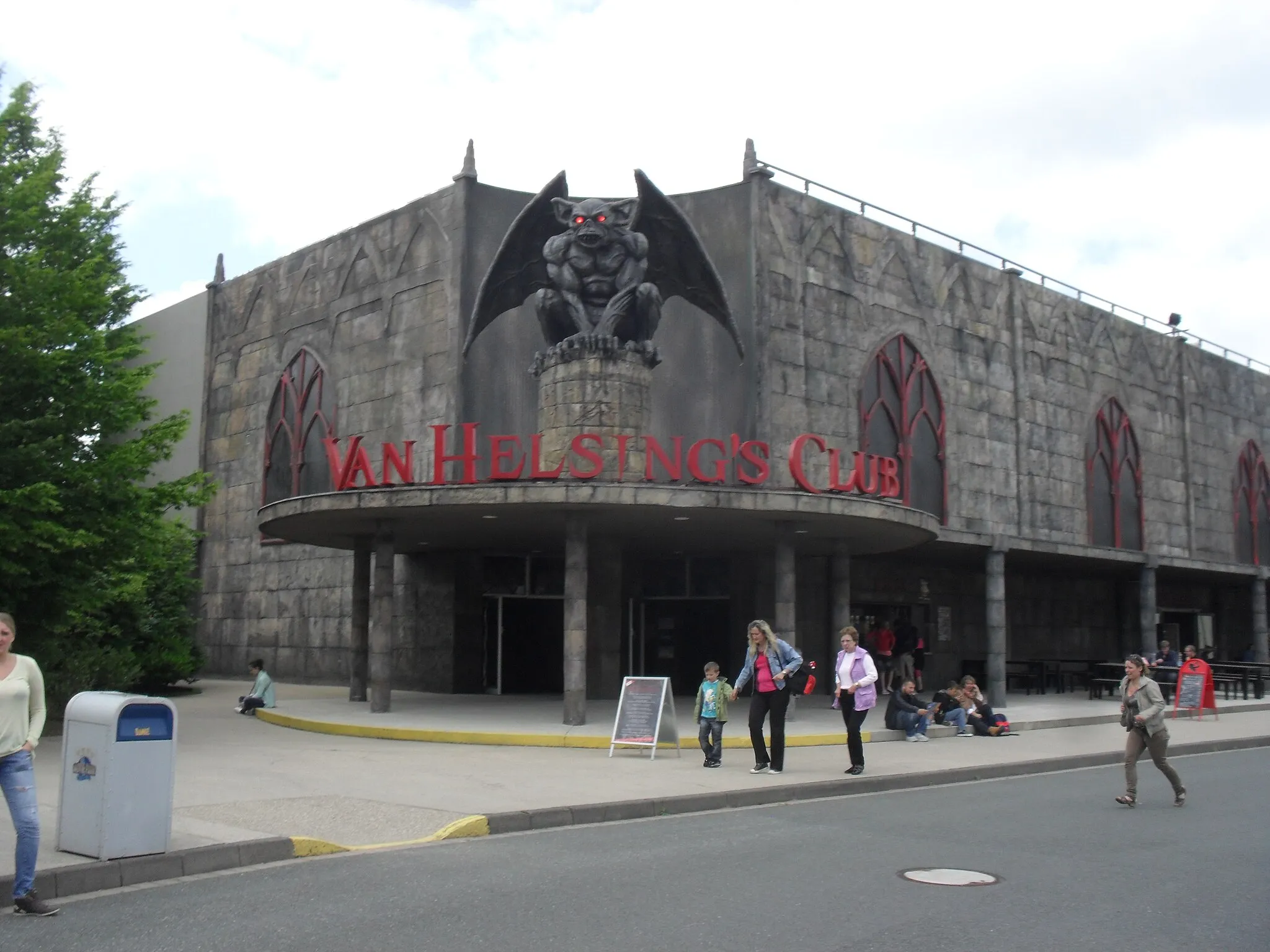 Photo showing: Van Helsing's Club à Movie Park Germany