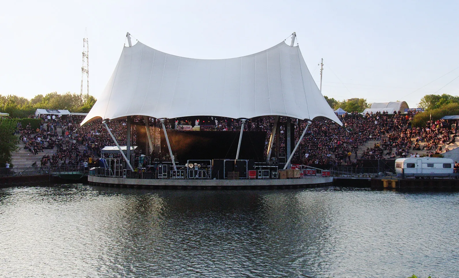 Photo showing: Rock Hard Festival 2008 - Amphitheater vom gegenüberliegenden Ufer des Rhein-Herne-Kanals aus fotografiert.