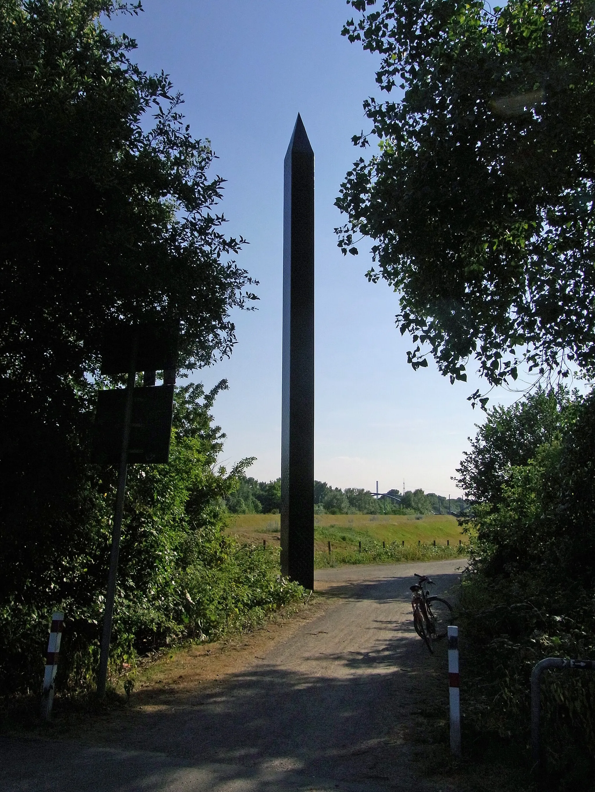 Photo showing: Emscherkunst.2010

Rita McBride: Carbon Obelisk