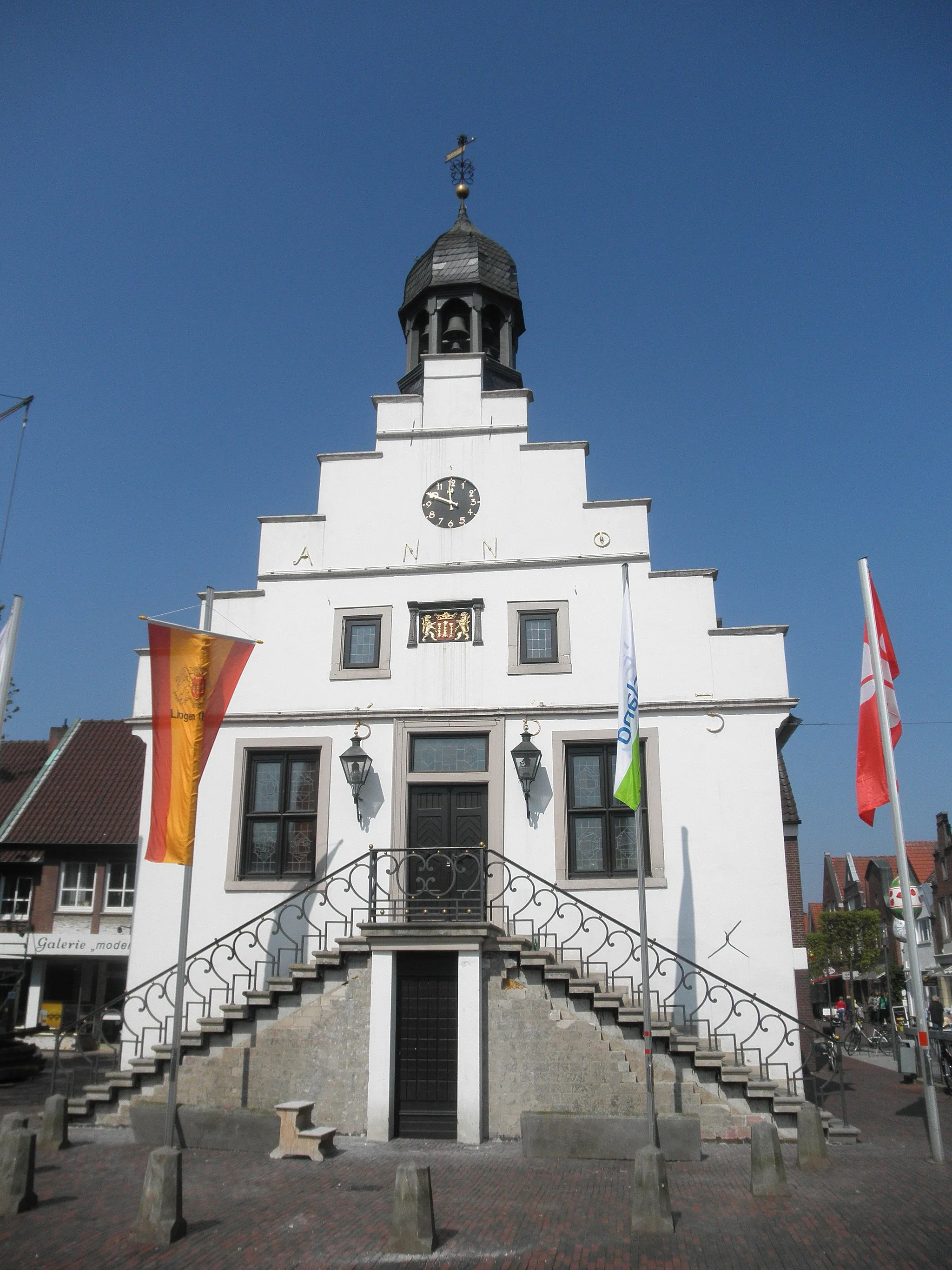 Photo showing: la historia urbodomo de Lingen, Germanio, en printempo