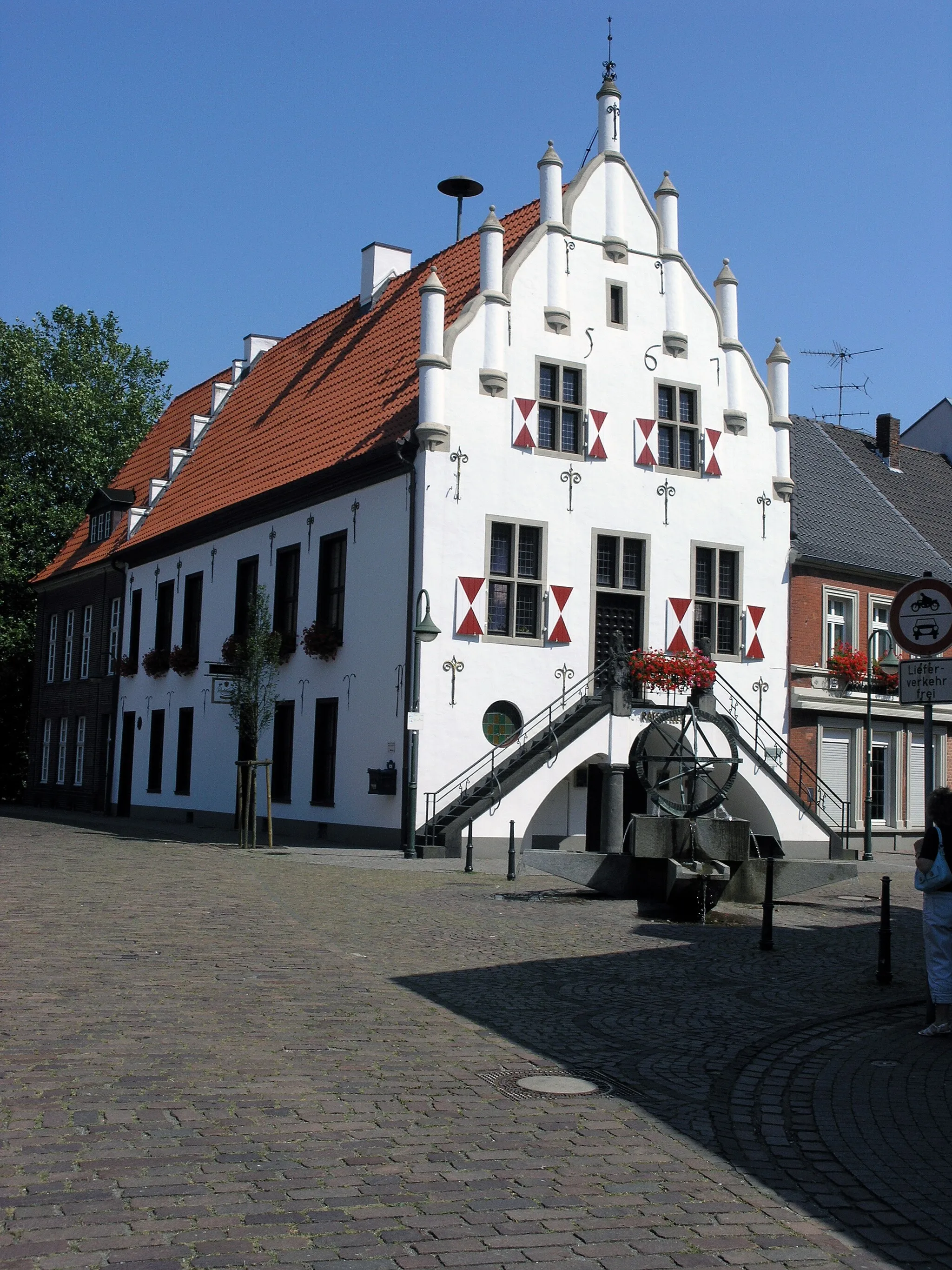 Photo showing: This is the old town hall in Anholt (Isselburg), the numbers near the top of the house tell you the original construction year: 1567 Isselburg