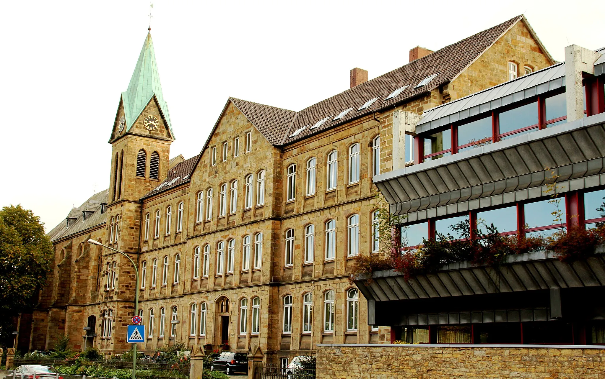 Photo showing: Das Foto zeigt den Klostertrakt und die Kapelle der Angelaschule Osnabrück aus Perspektive der Bramstraße.