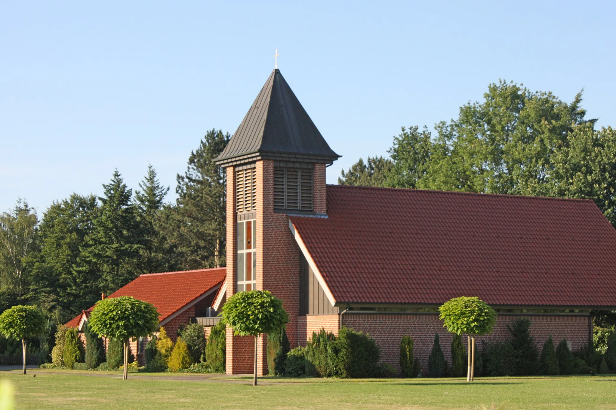 Photo showing: Auferstehungskapelle der evangelischen Kirchengemeinde Ladbergen. Sie gehört zum Friedhof am Rott.